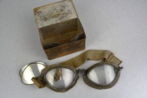 Wehrmacht motorcycle dust goggles in box 'Kradmelderbrille' by GV 1941