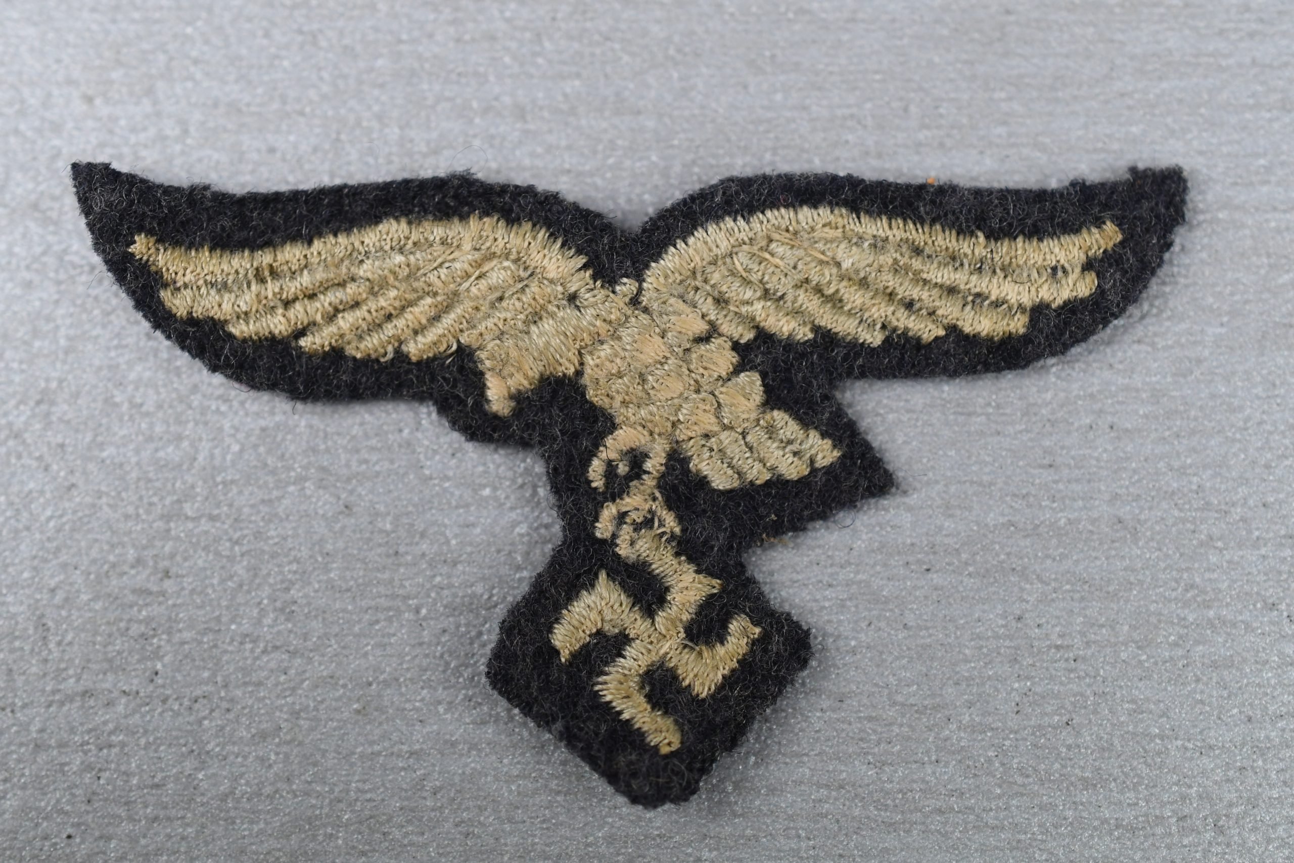 Early Luftwaffe 'droop-tail' cap eagle — image 2
