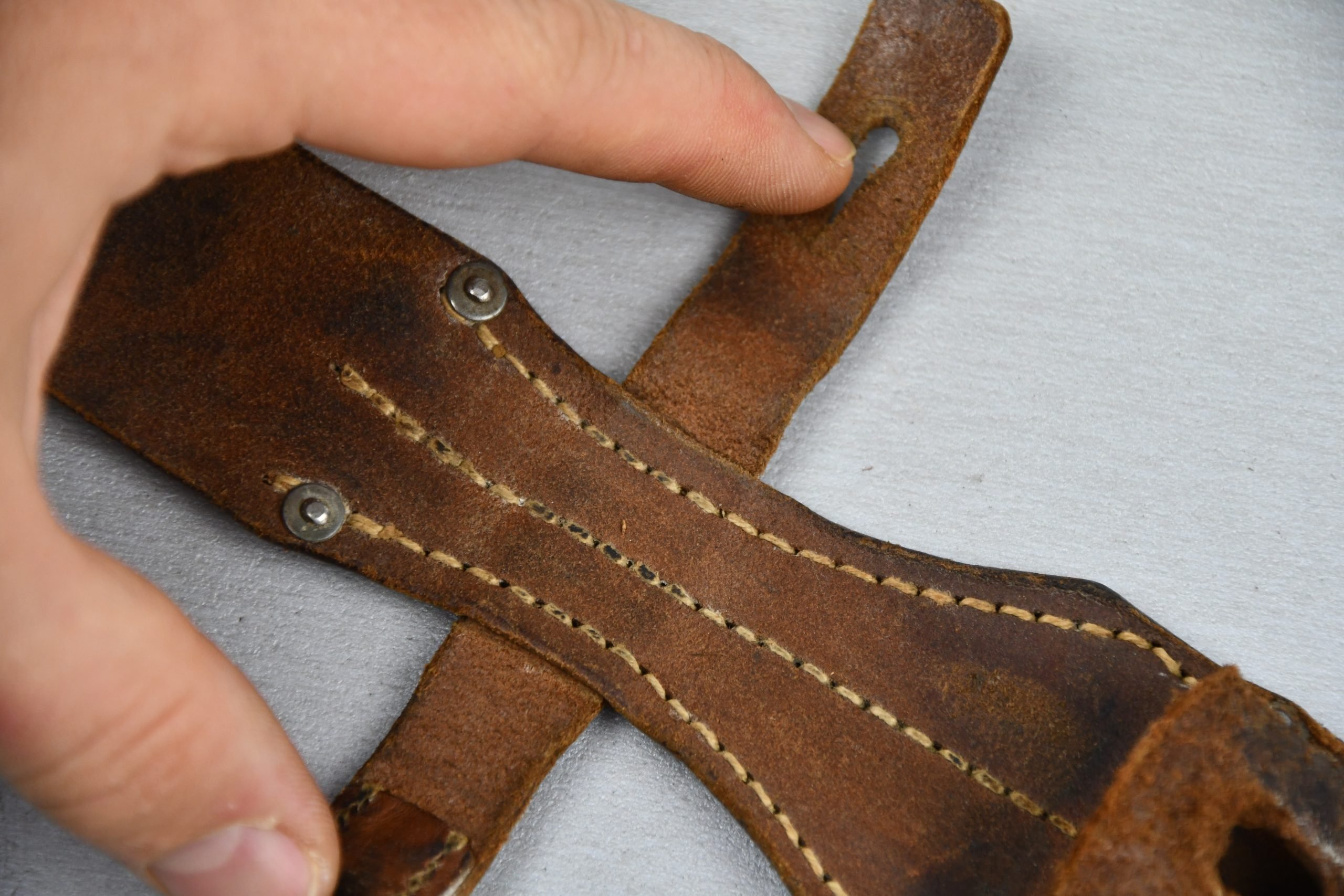 Wehrmacht brown K98 bayonet frog with RBNr. — image 2