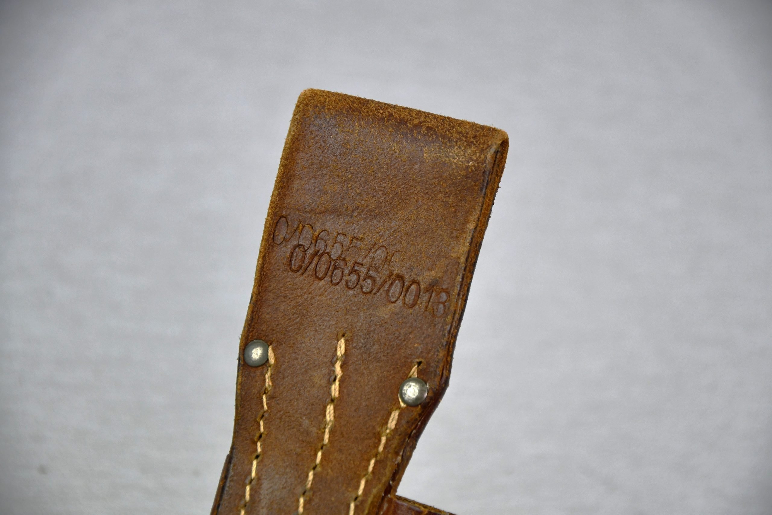 Wehrmacht brown K98 bayonet frog with RBNr. — image 4