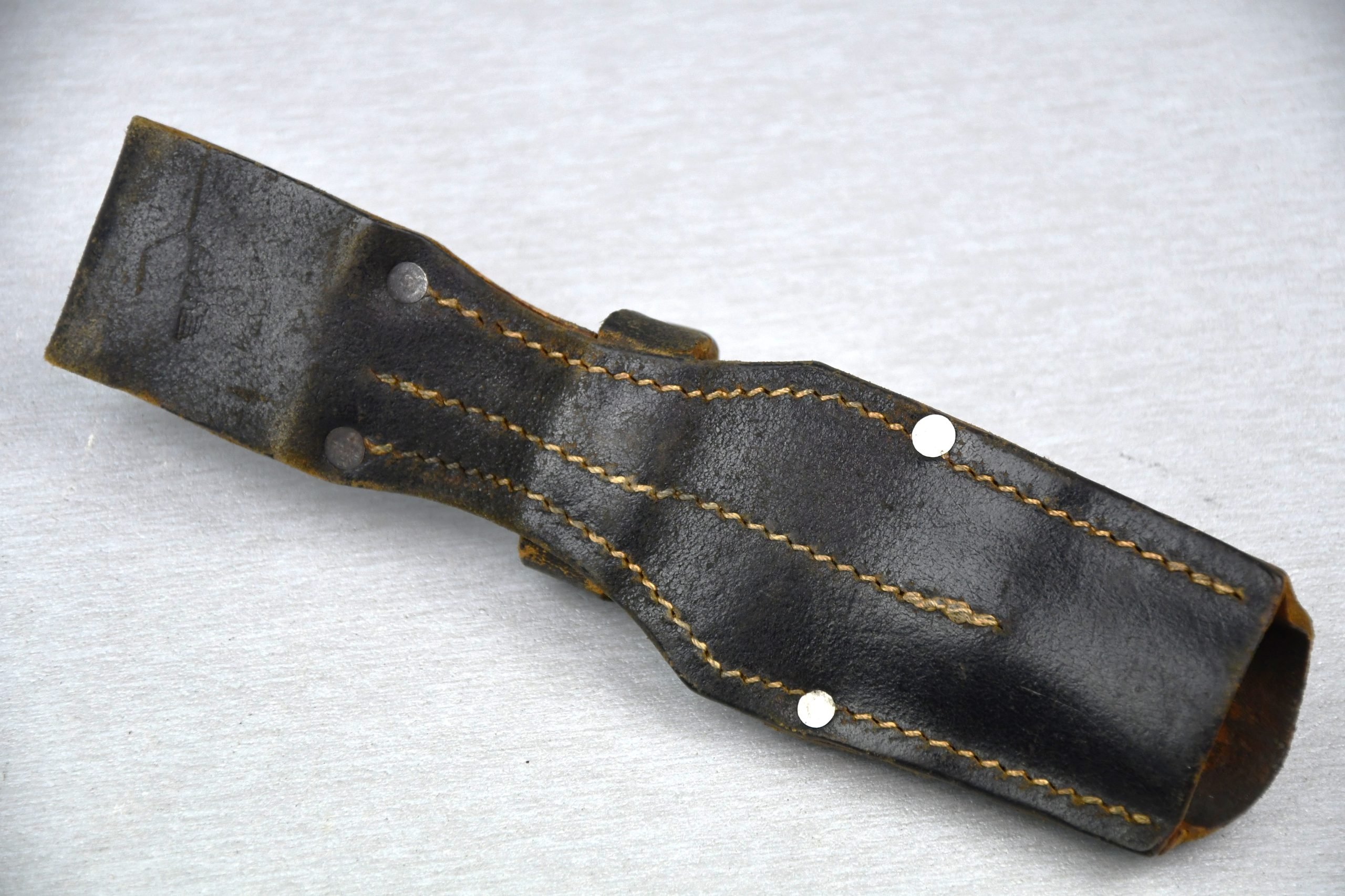 Wehrmacht K98 leather bayonet frog with RBNr. — image 3