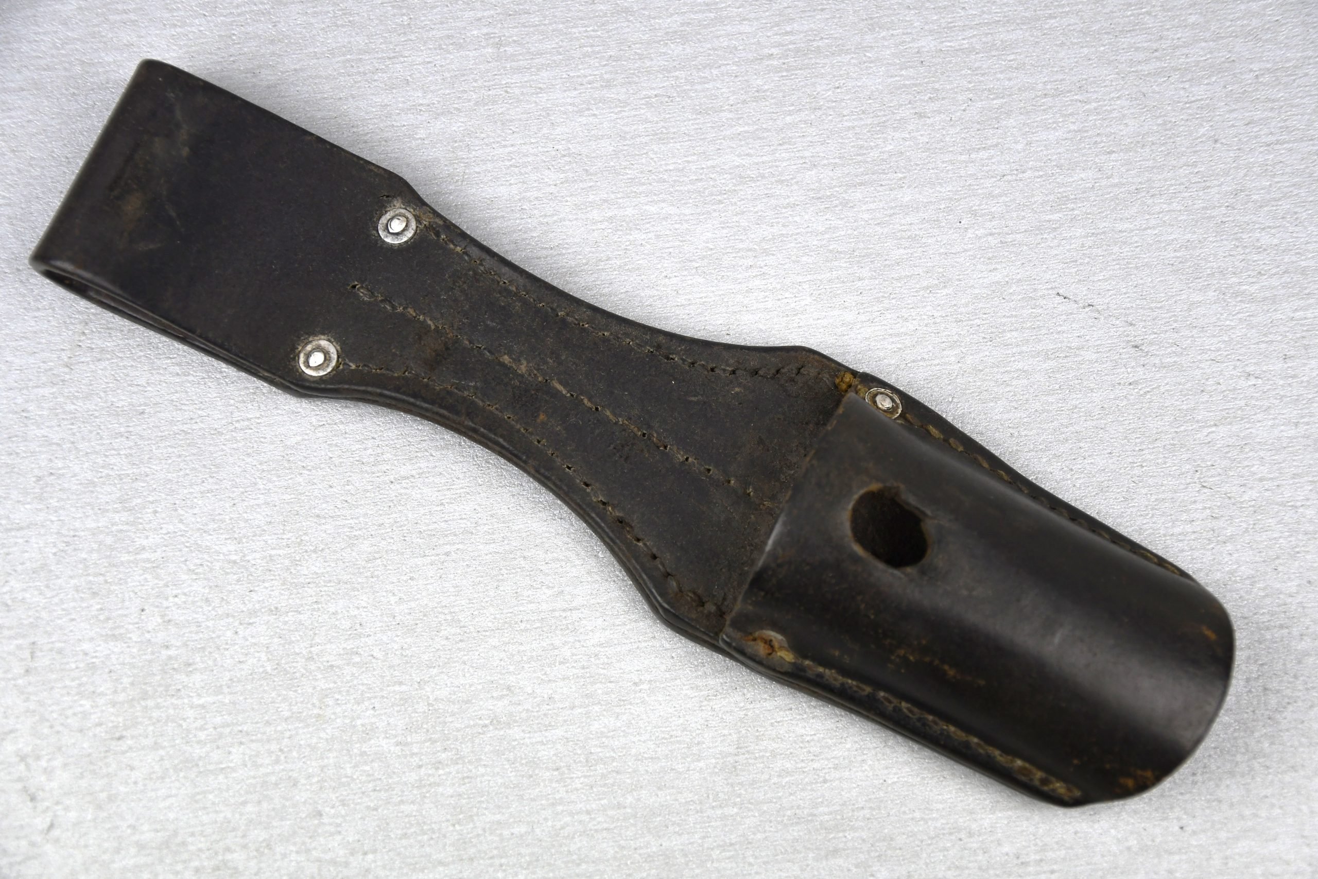 Wehrmacht K98 brown leather bayonet frog 1939 — image 2