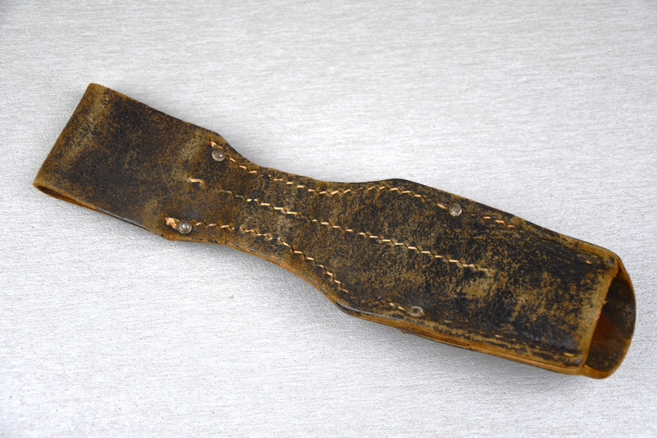 Wehrmacht K98 leather bayonet frog ca. 1941 — image 2