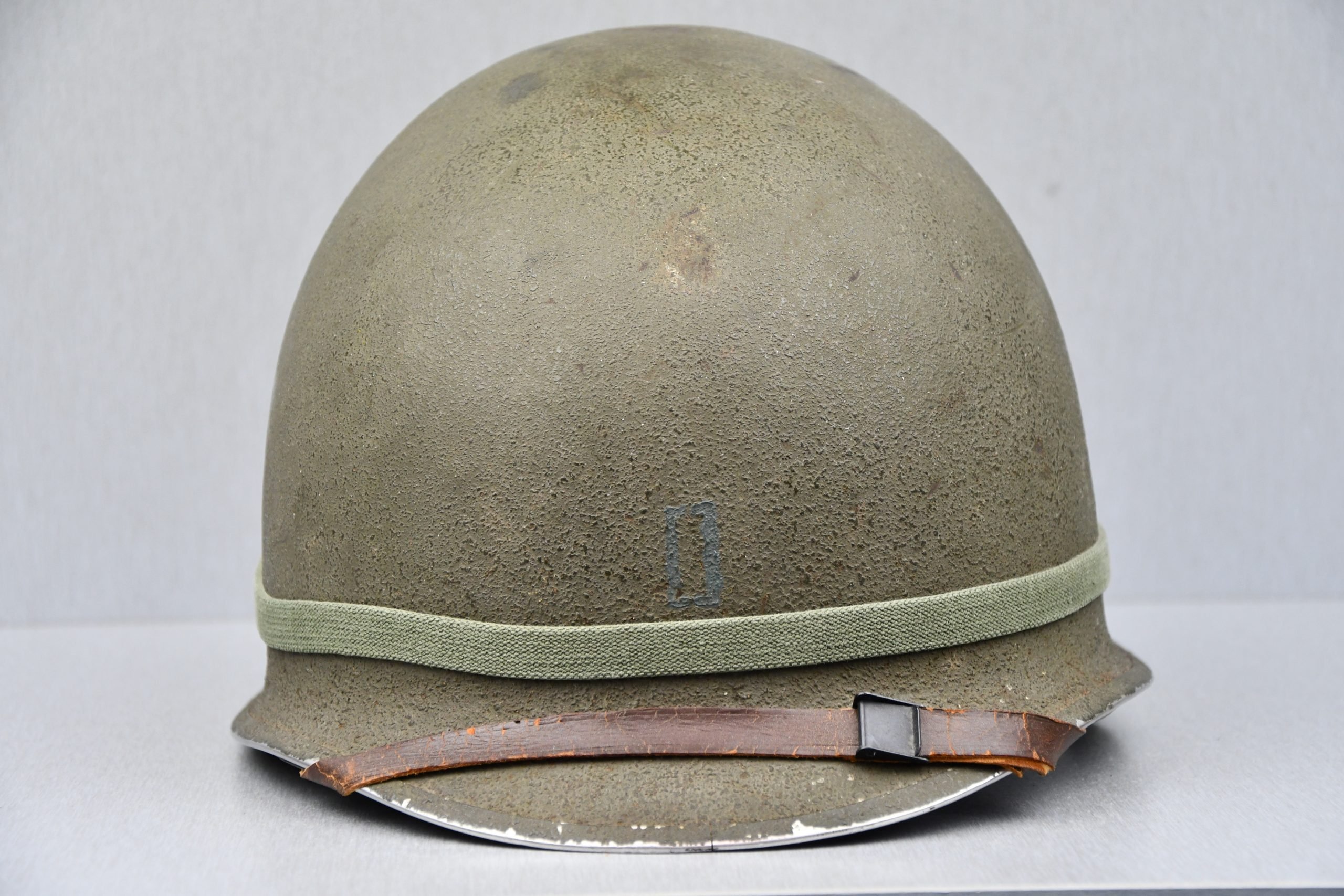 US WW2 M1 fixed bale steel helmet with liner by CAPAC for Lieutenant — image 2