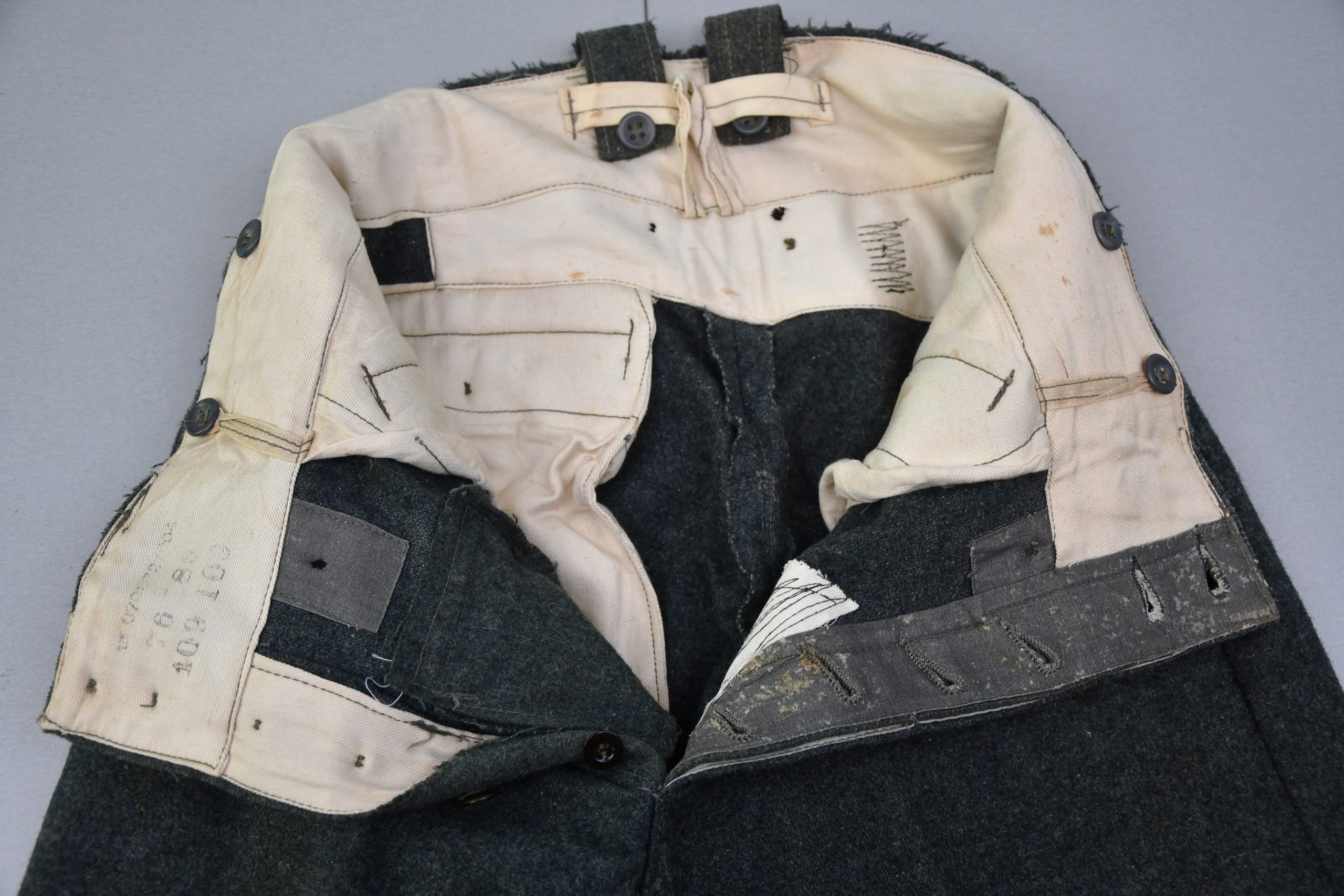 Wehrmacht/Waffen-SS M43 combat trousers in green wool with RBNr. — image 10