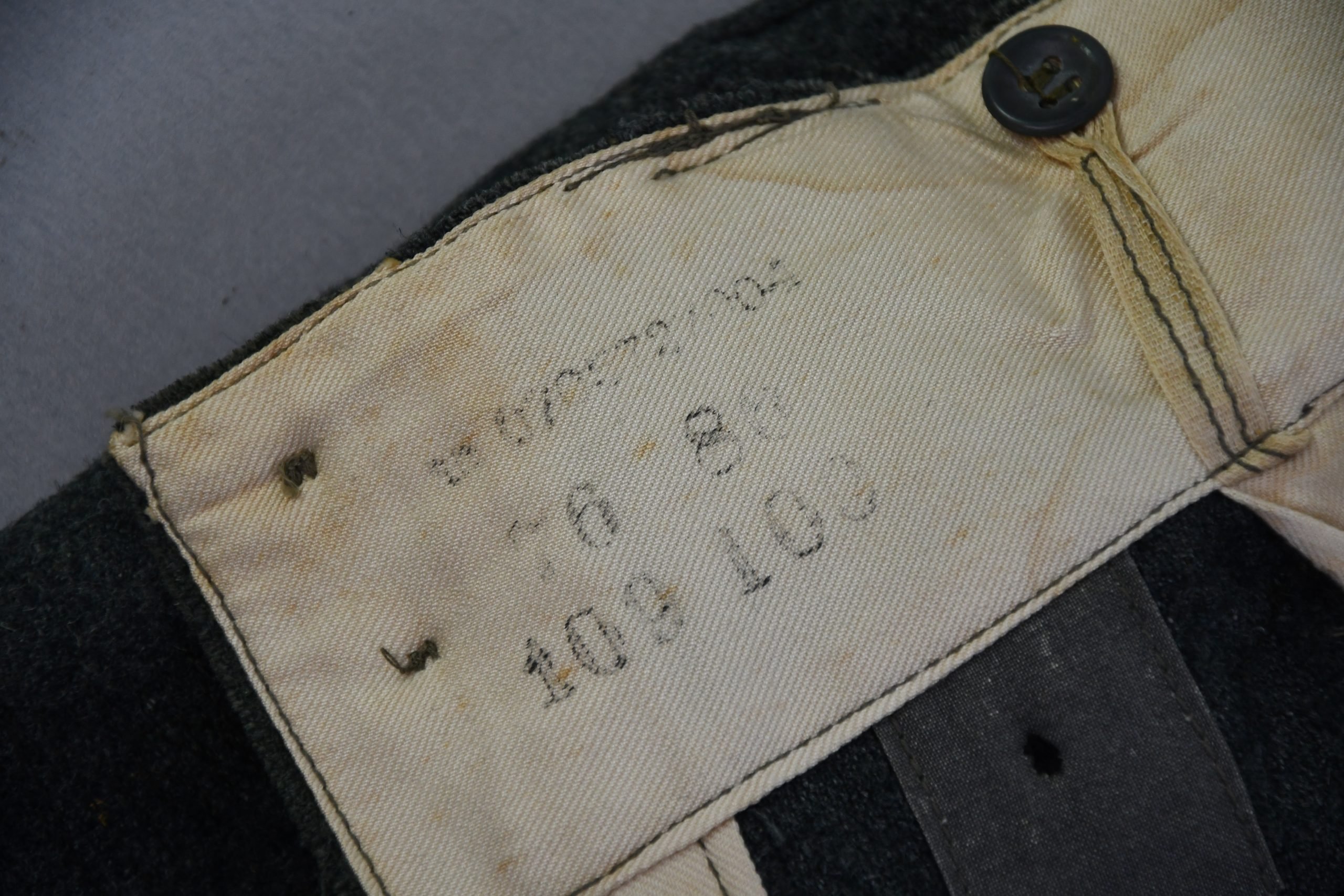 Wehrmacht/Waffen-SS M43 combat trousers in green wool with RBNr. — image 11