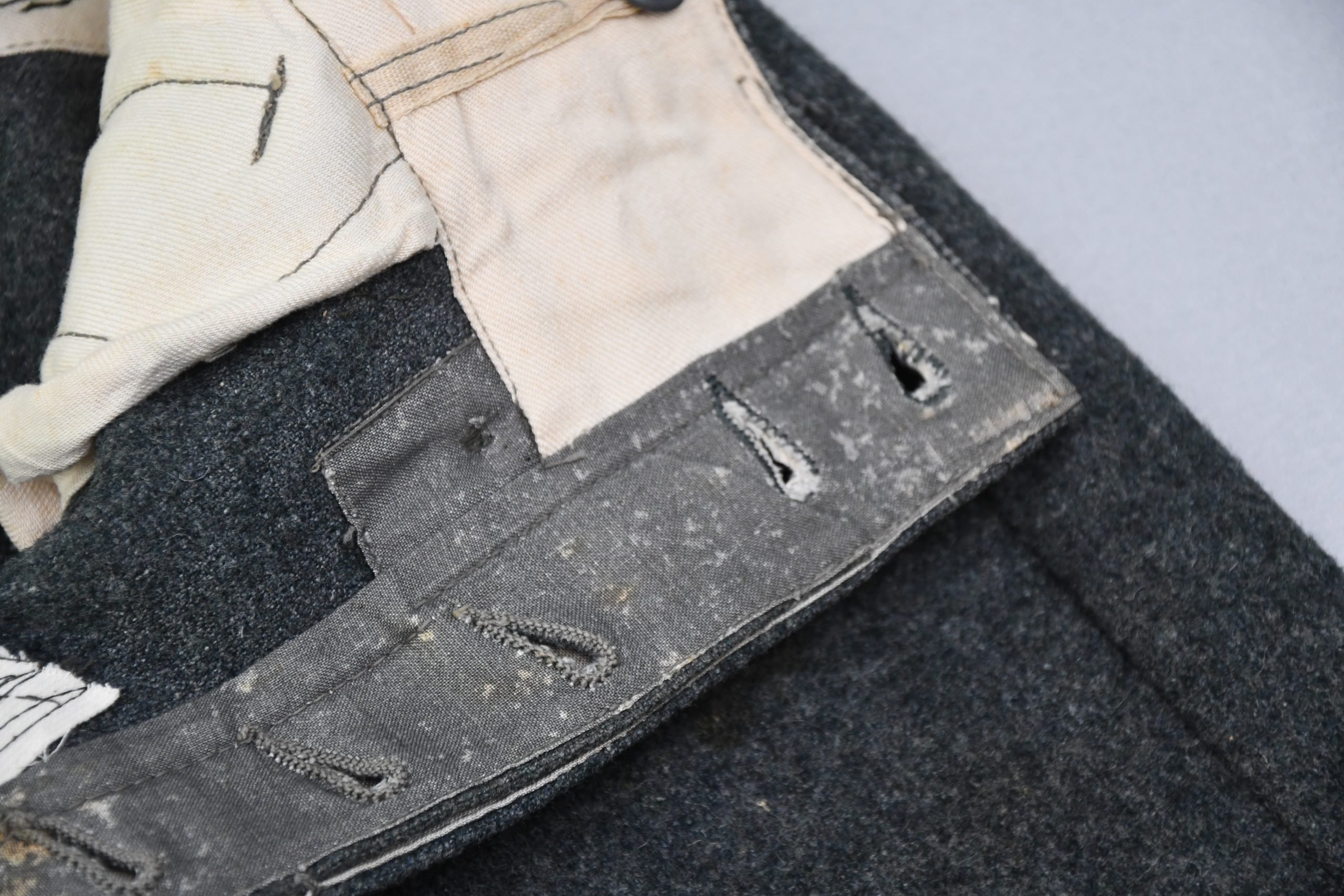 Wehrmacht/Waffen-SS M43 combat trousers in green wool with RBNr. — image 12