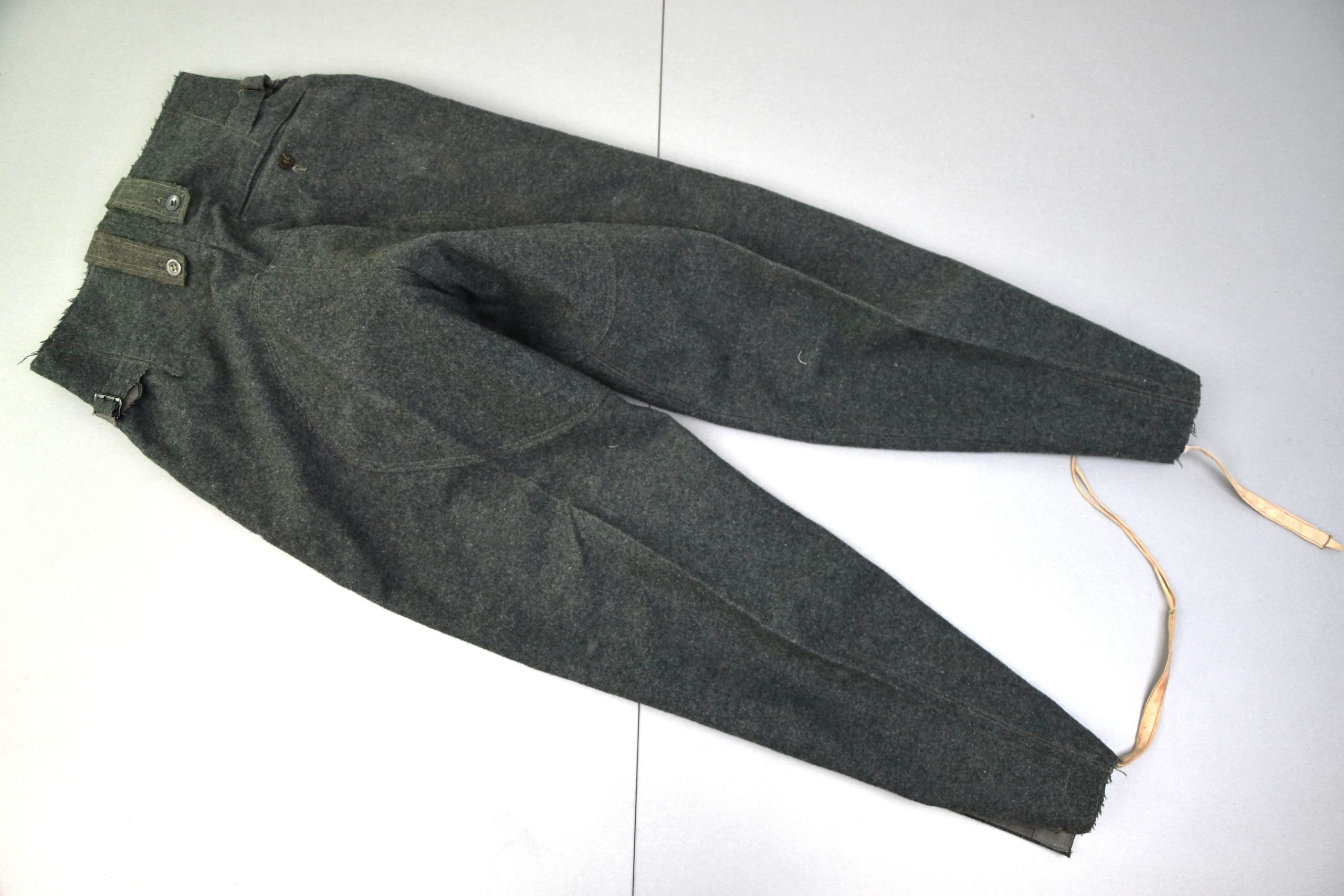 Wehrmacht/Waffen-SS M43 combat trousers in green wool with RBNr. — image 15