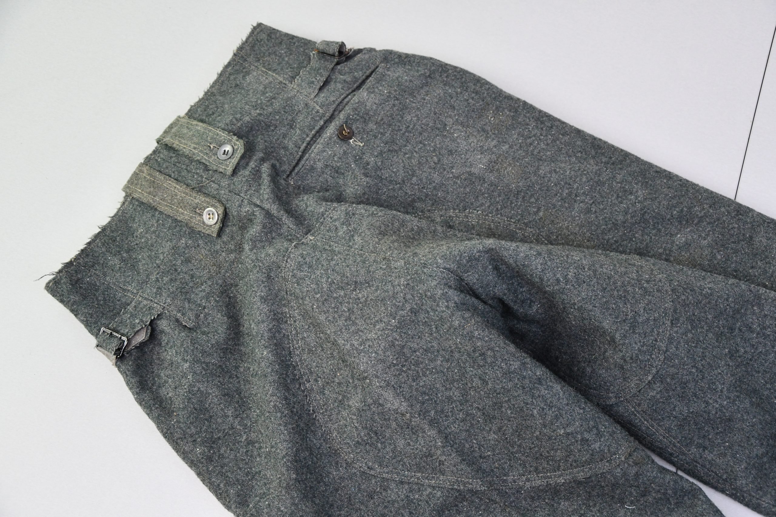 Wehrmacht/Waffen-SS M43 combat trousers in green wool with RBNr. — image 16