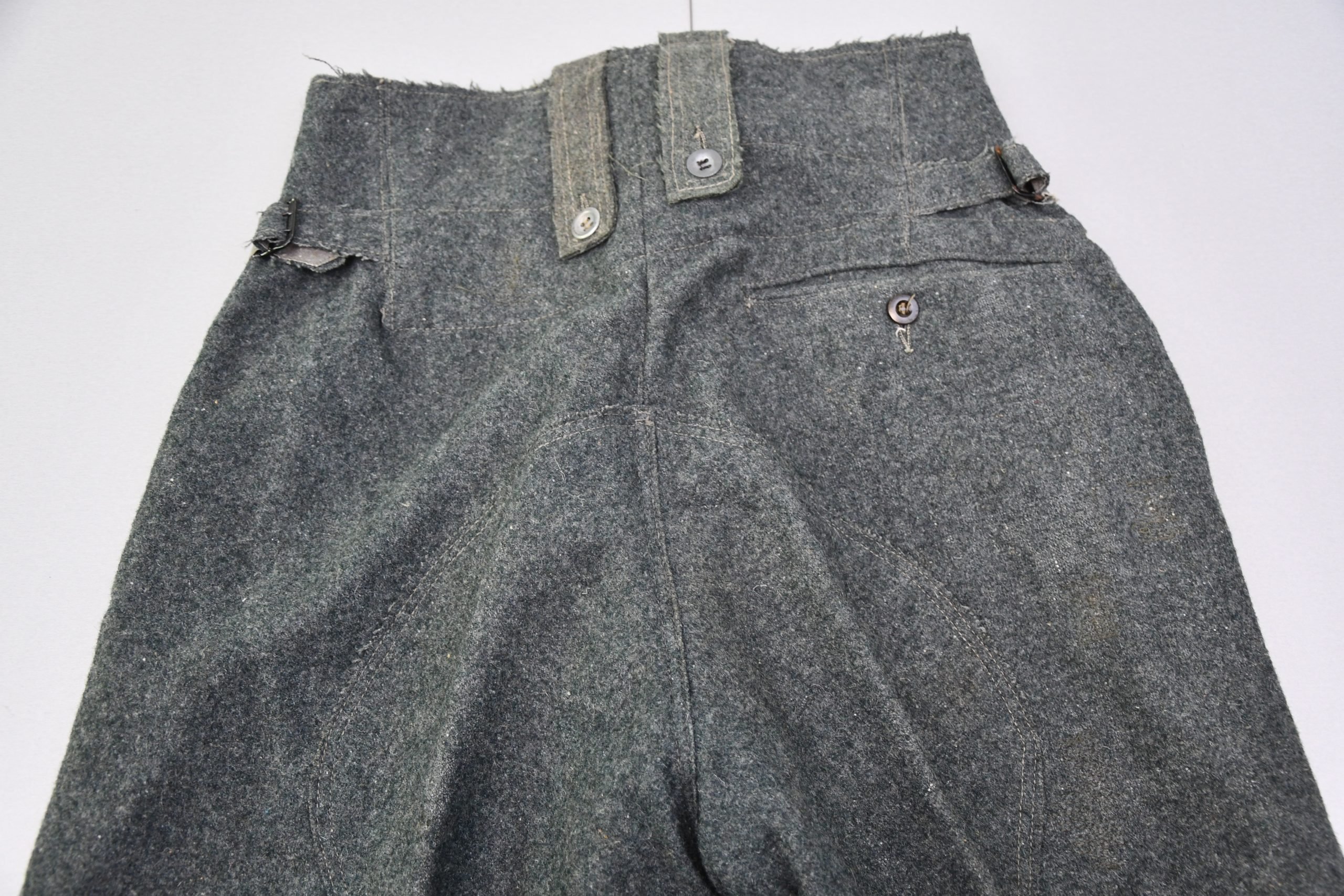 Wehrmacht/Waffen-SS M43 combat trousers in green wool with RBNr. — image 17
