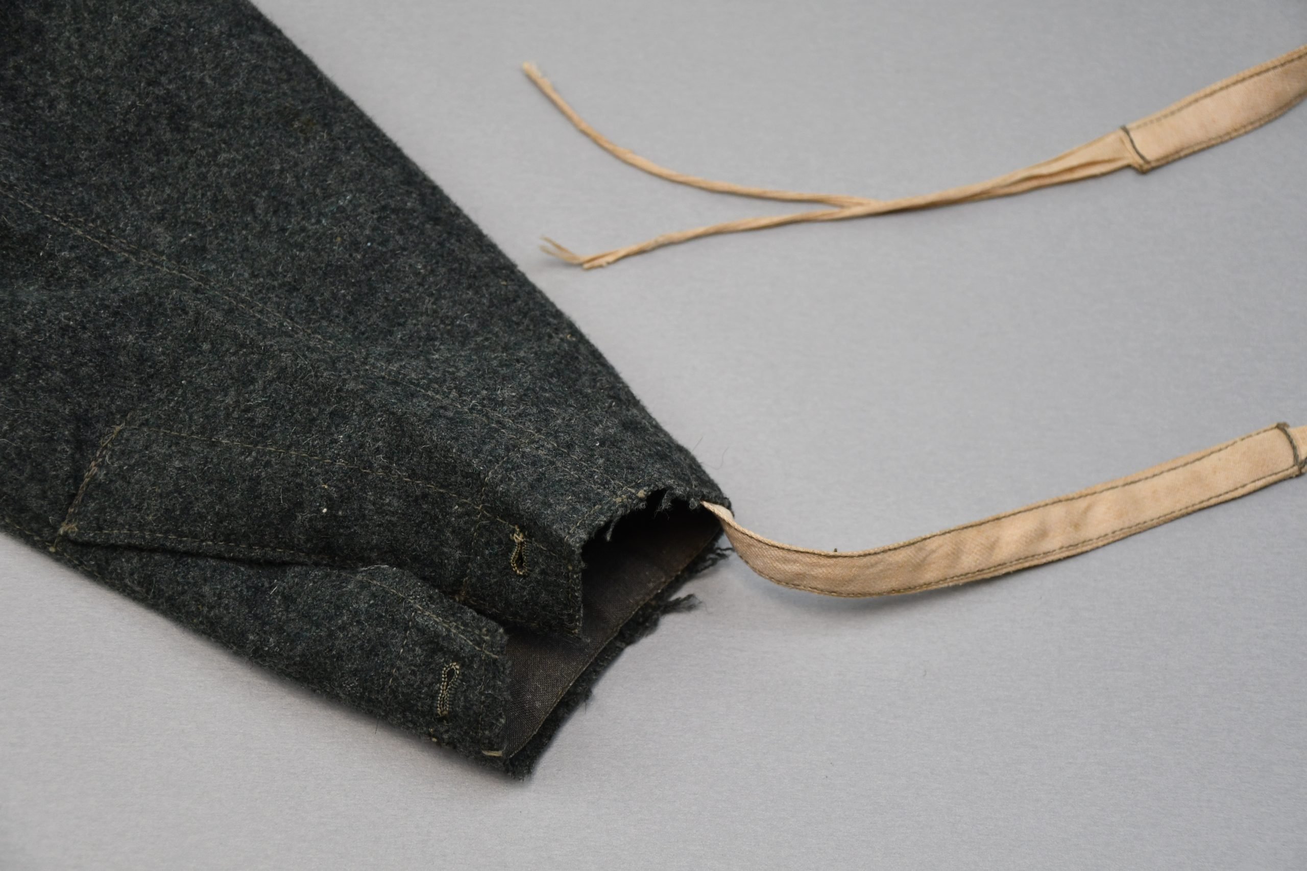 Wehrmacht/Waffen-SS M43 combat trousers in green wool with RBNr. — image 2