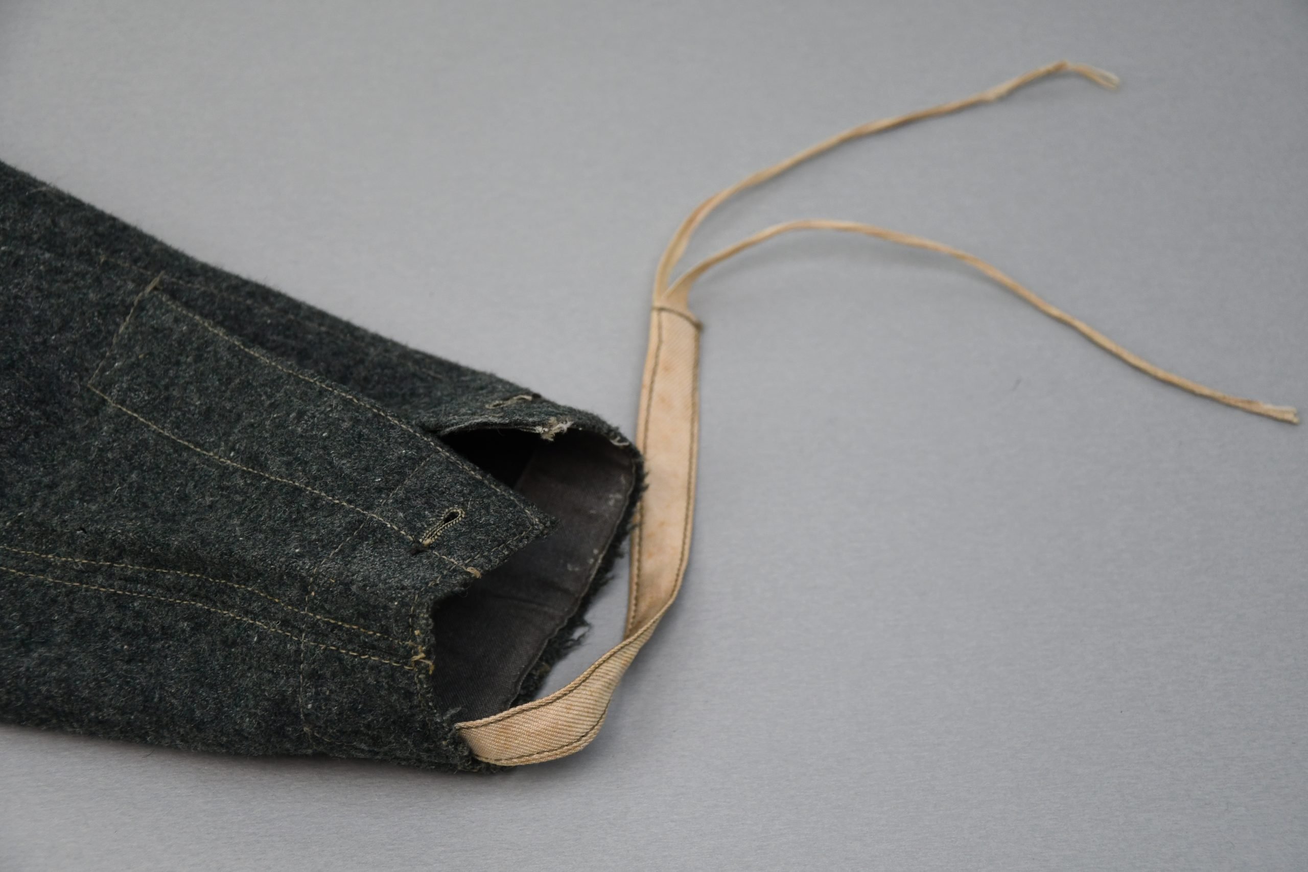 Wehrmacht/Waffen-SS M43 combat trousers in green wool with RBNr. — image 3