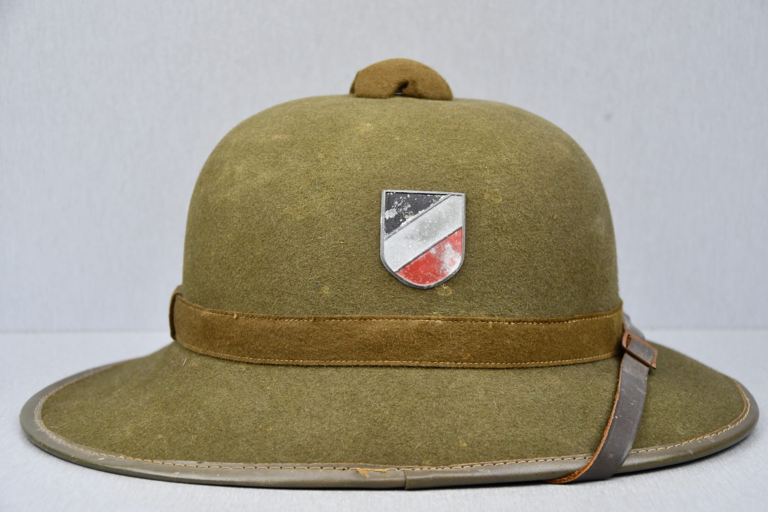 Army (Heer) 'Afrikakorps' tropical pith helmet by F.ST.L 1942 — image 4