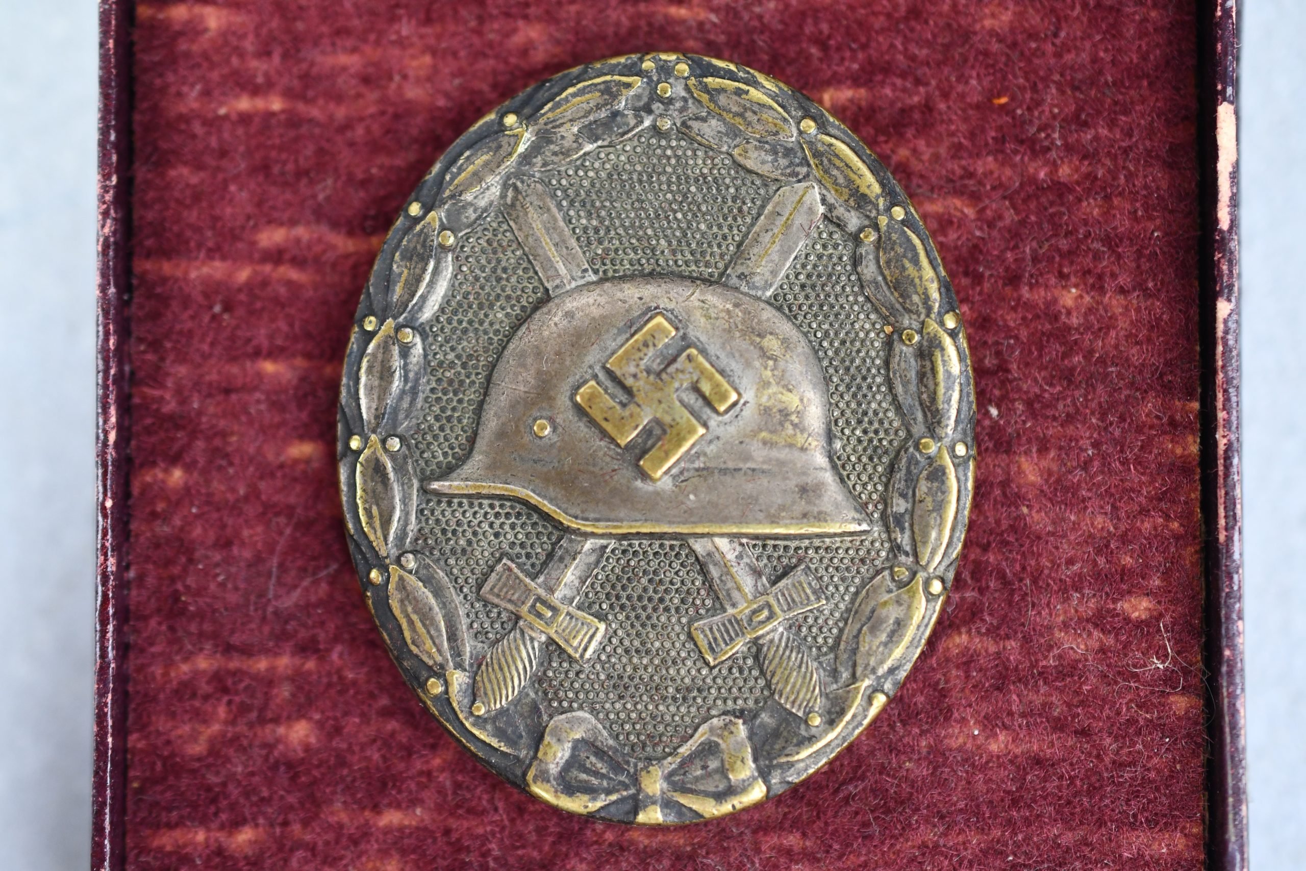 Silver wound badge by '30' Hauptmünzamt Wien with matching box — image 5