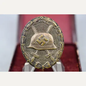 Silver wound badge by '30' Hauptmünzamt Wien with matching box