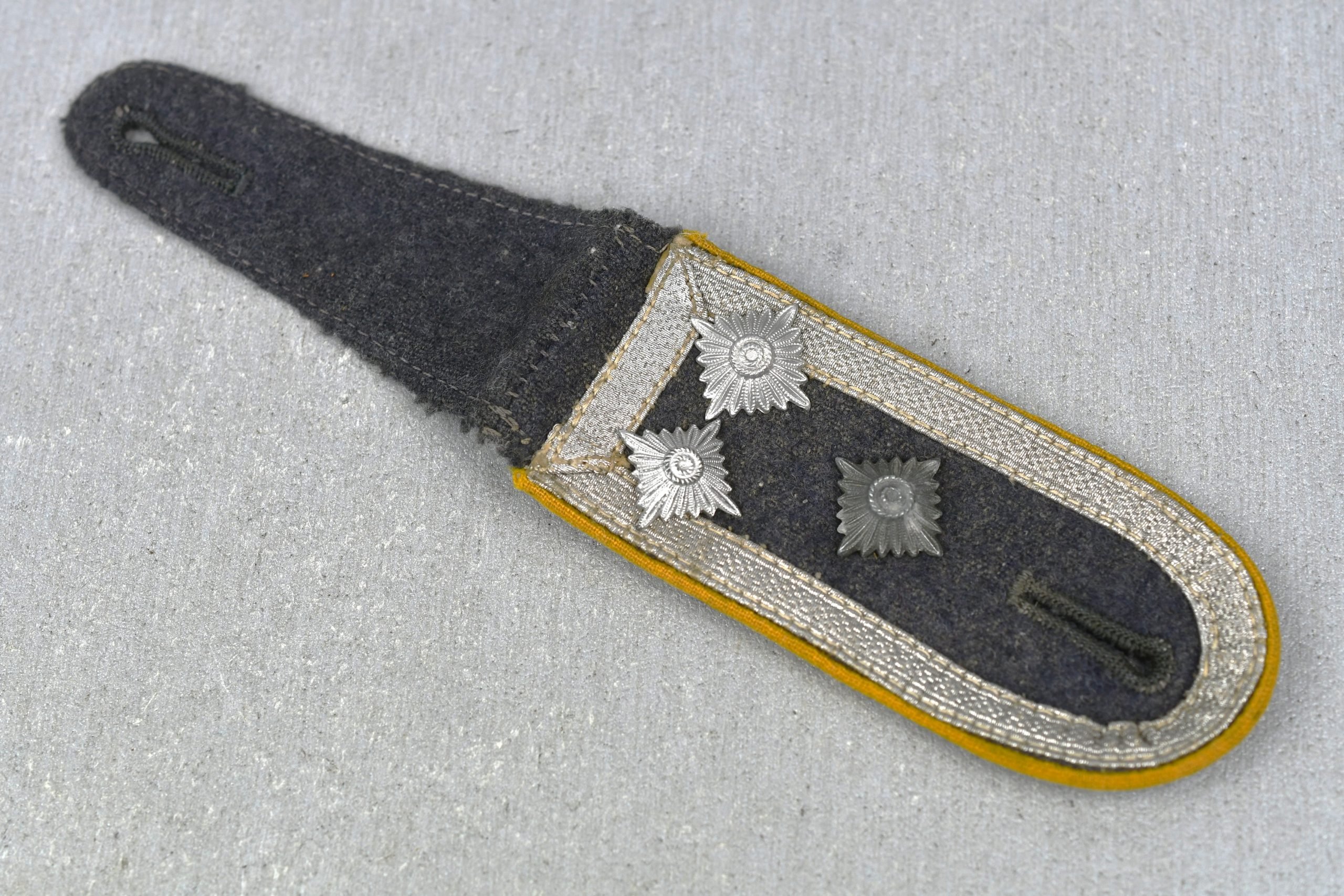 Luftwaffe pilot or Fallschirmjäger shoulder board for Stabsfeldwebel — image 2