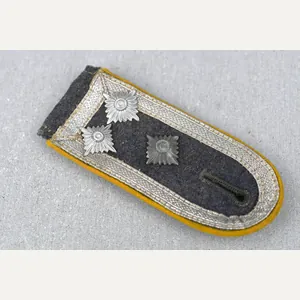 Luftwaffe pilot or Fallschirmjäger shoulder board for Stabsfeldwebel