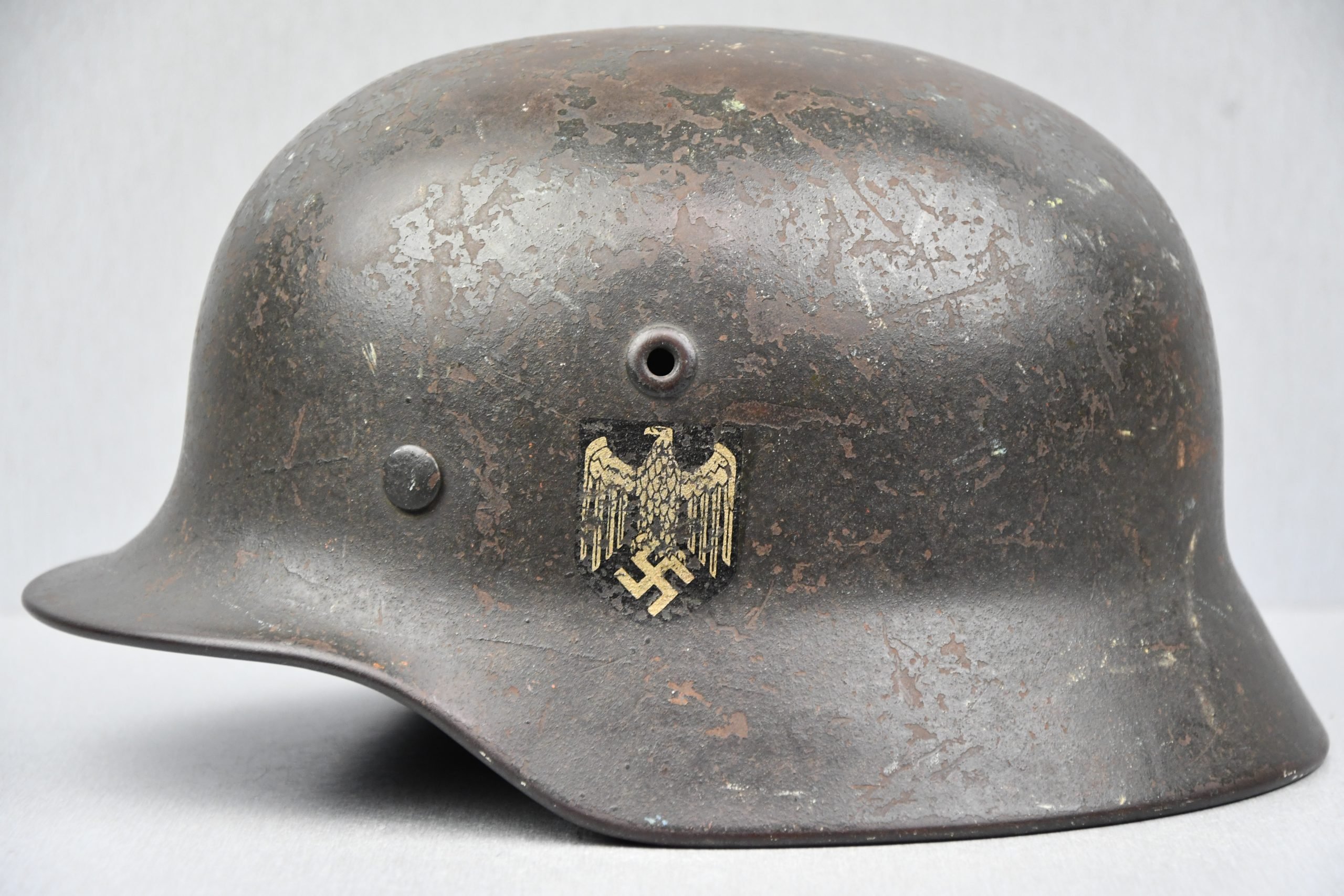 M40 army (Heer) single decal steel helmet Q66