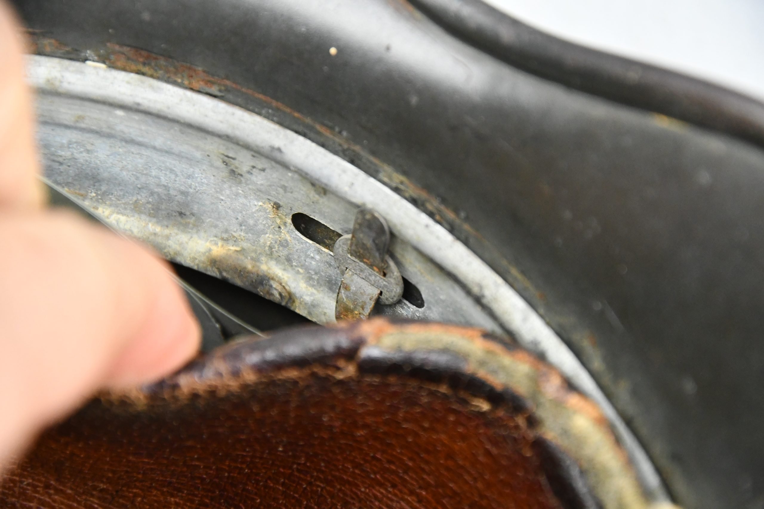 M40 army (Heer) single decal steel helmet Q66 — image 17