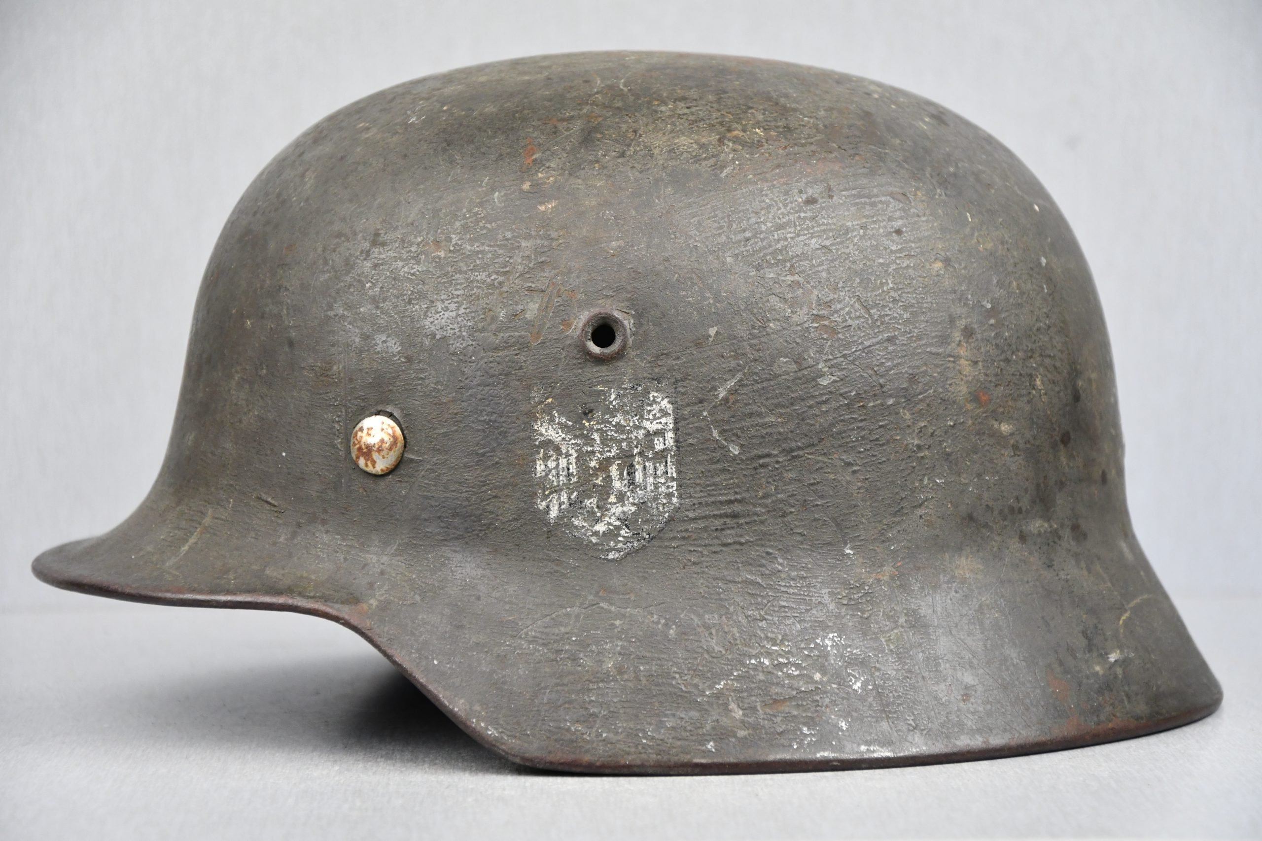 M40 army (Heer) reissued single decal steel helmet ET64