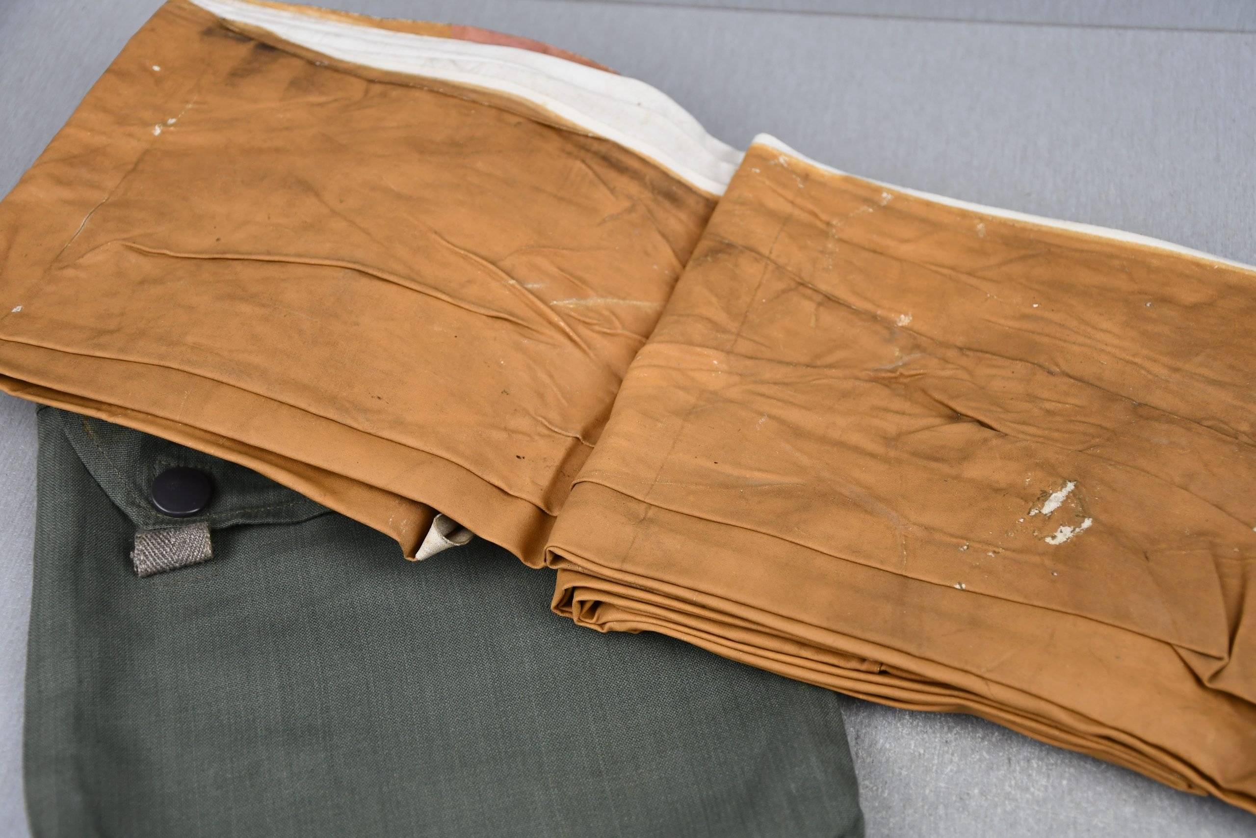 Complete Wehrmacht gascape with pouch 1943 — image 4