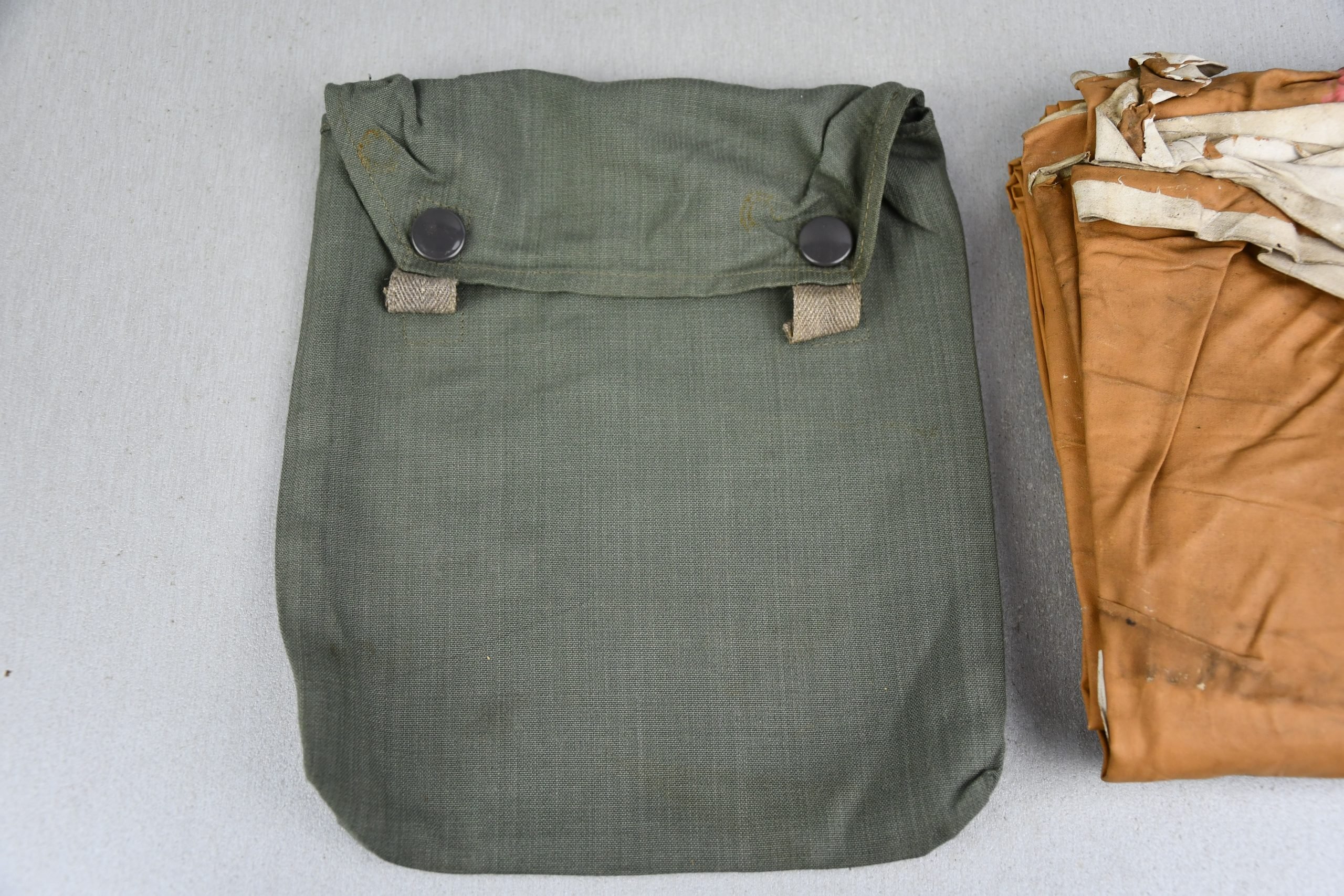 Complete Wehrmacht gascape with pouch 1943 — image 6