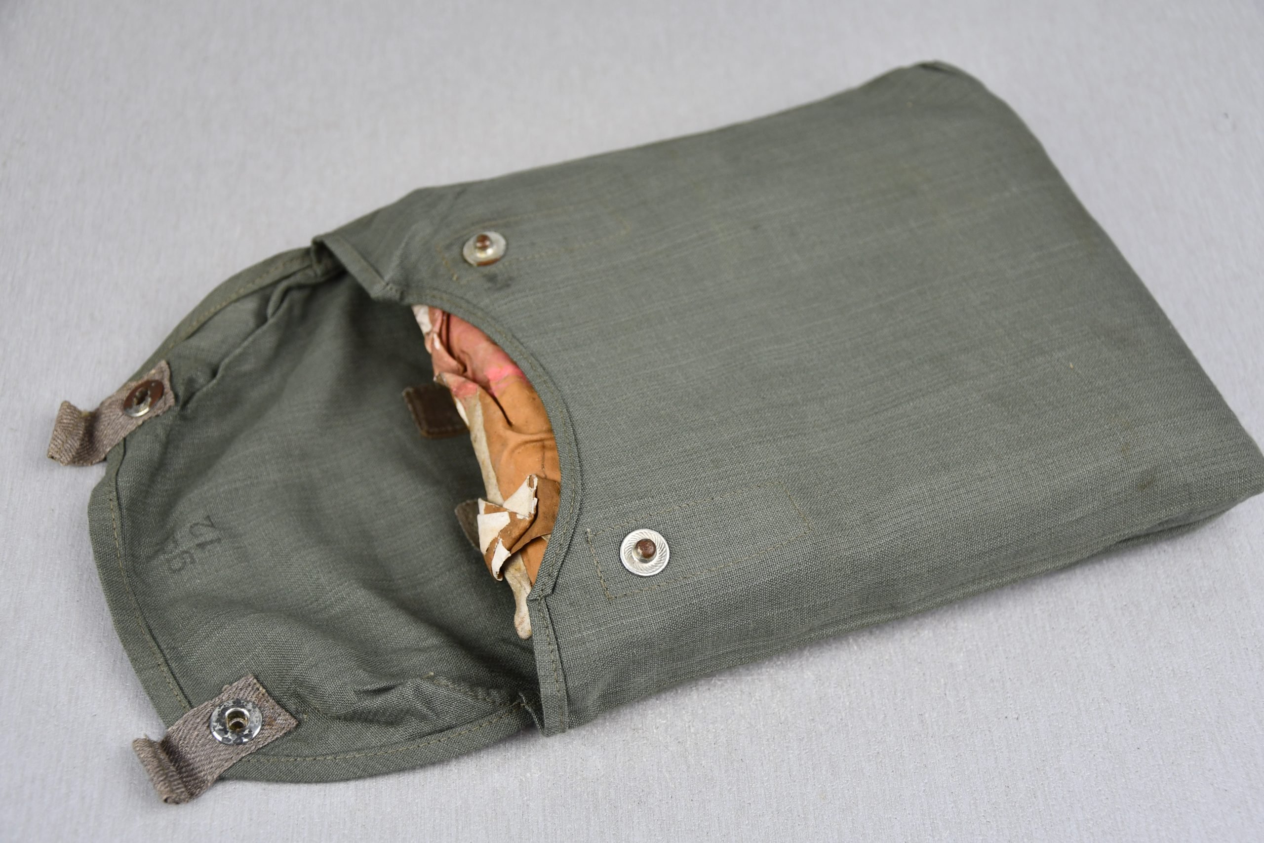 Complete Wehrmacht gascape with pouch 1943 — image 9