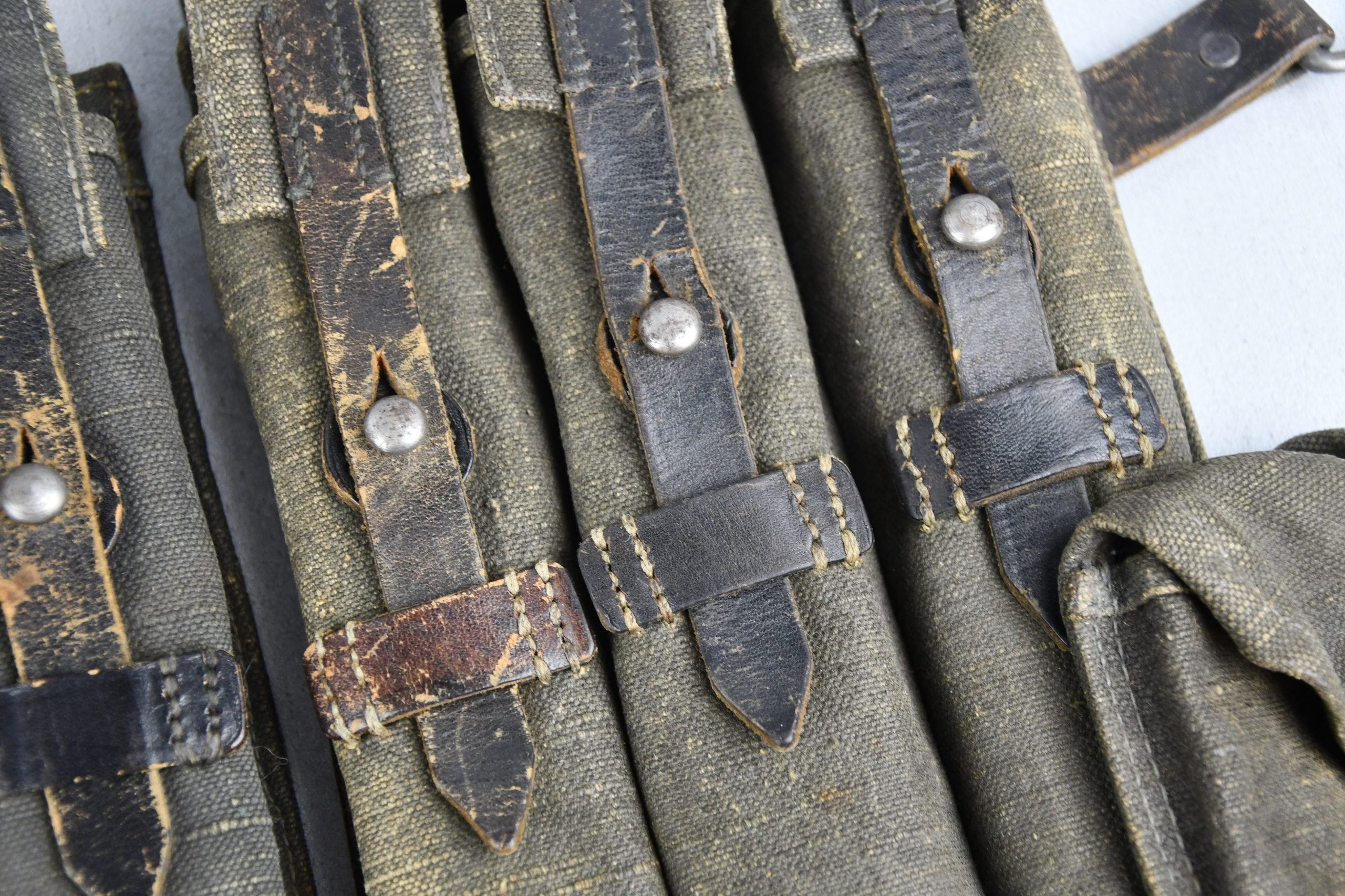Wehrmacht matching MP38/40 magazine pouches by 'hcy' 1942 — image 3