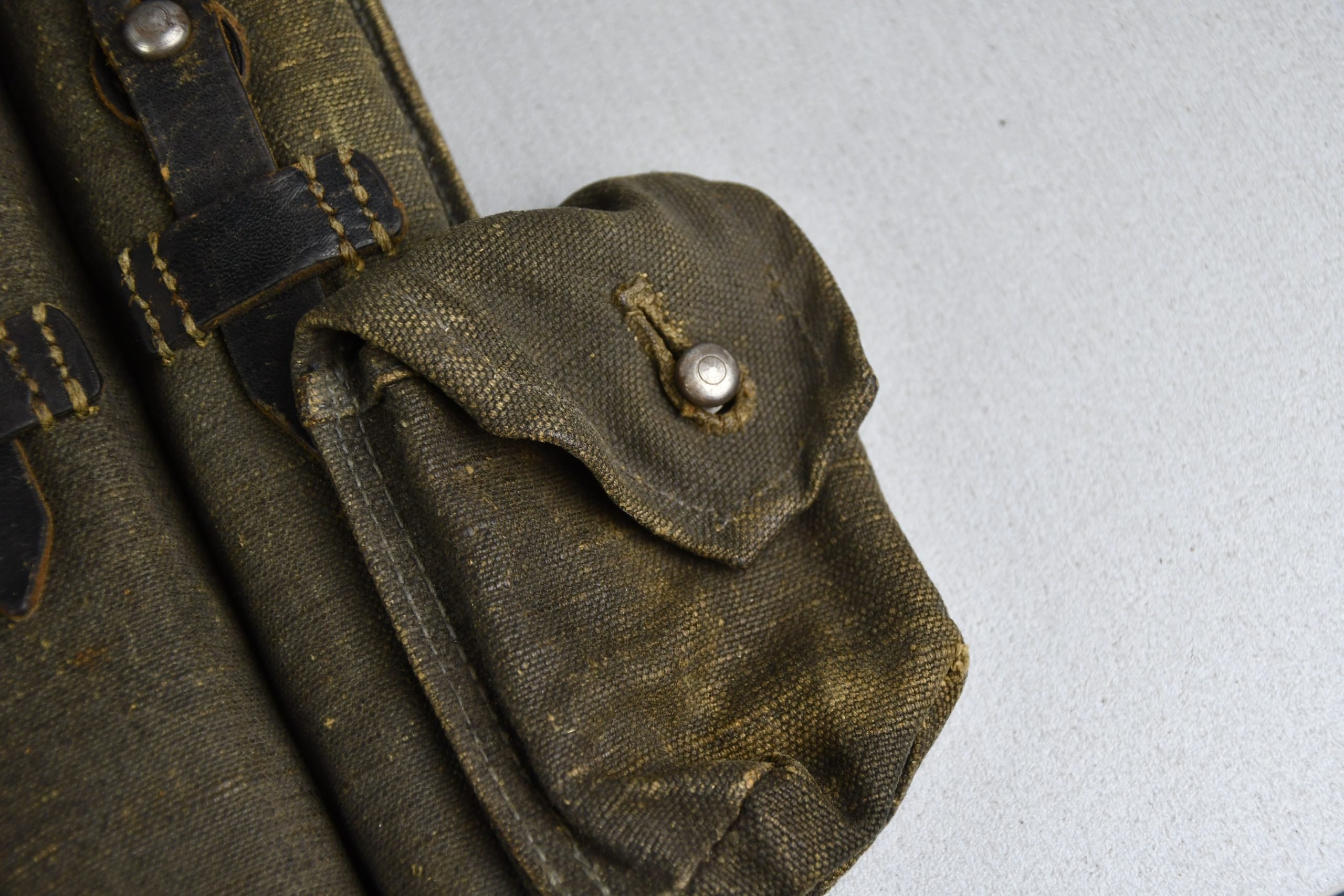 Wehrmacht matching MP38/40 magazine pouches by 'hcy' 1942 — image 4