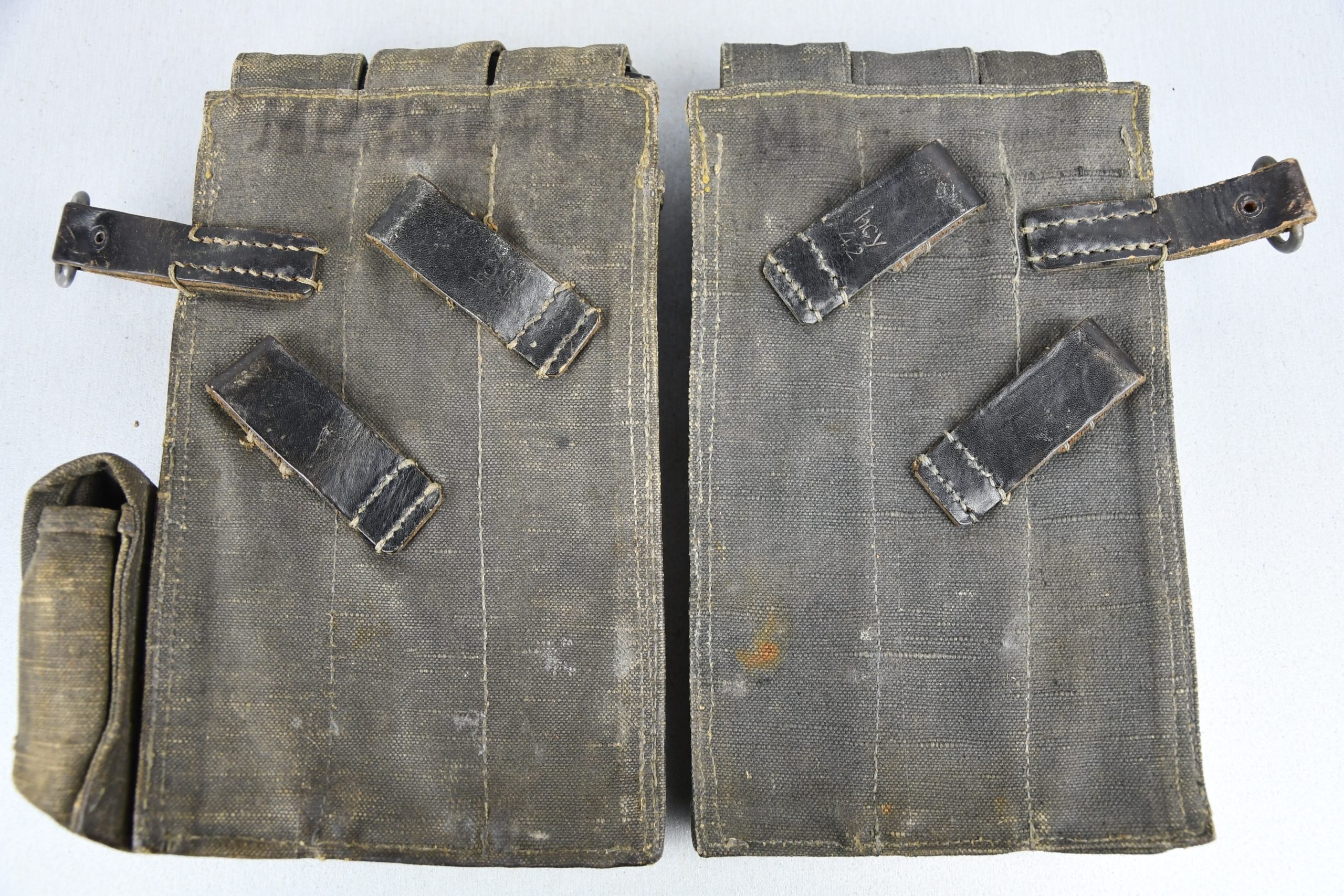 Wehrmacht matching MP38/40 magazine pouches by 'hcy' 1942 — image 5