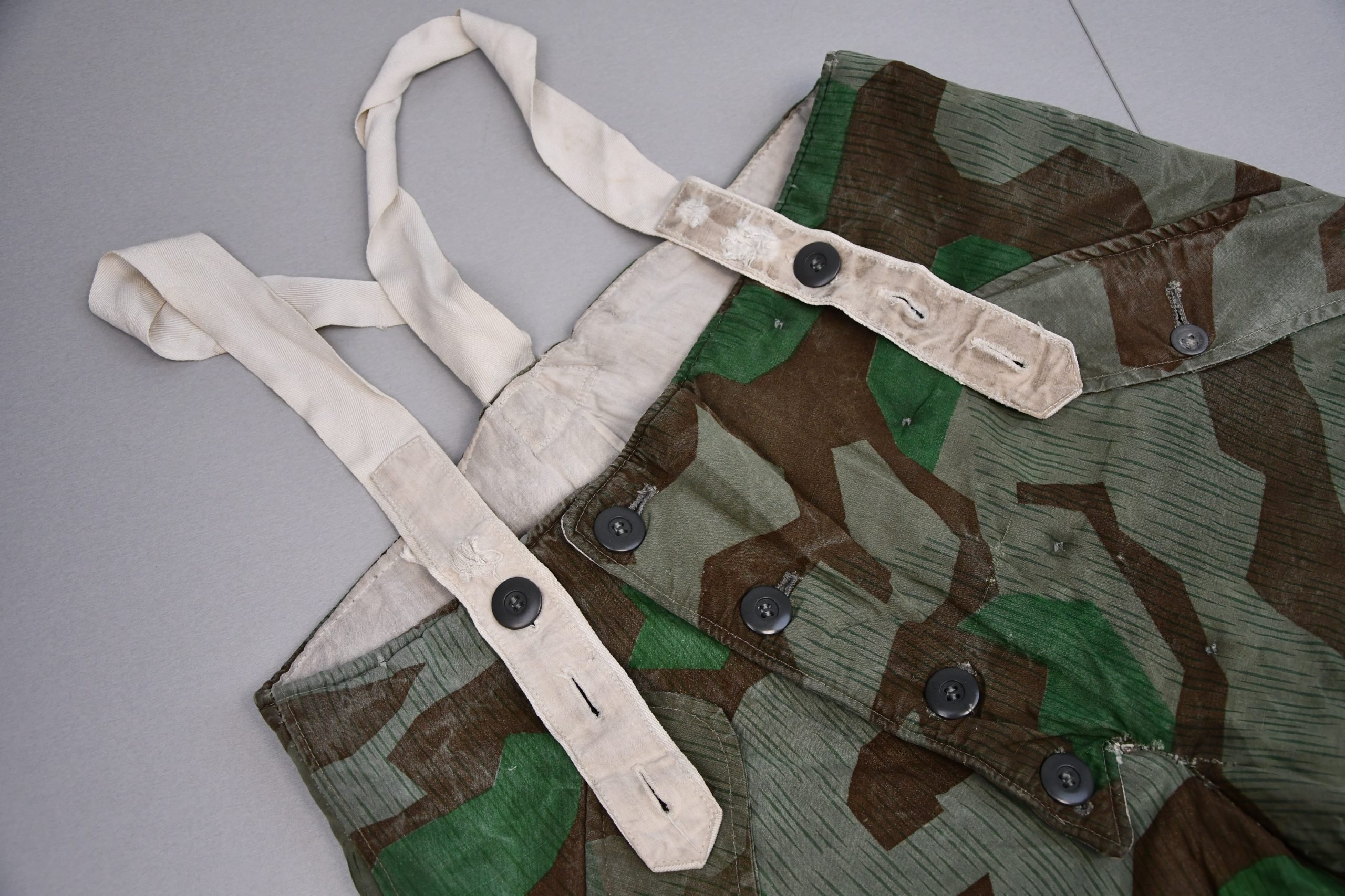 Reversible Wehrmacht winter trousers in Splittertarn with suspenders — image 10