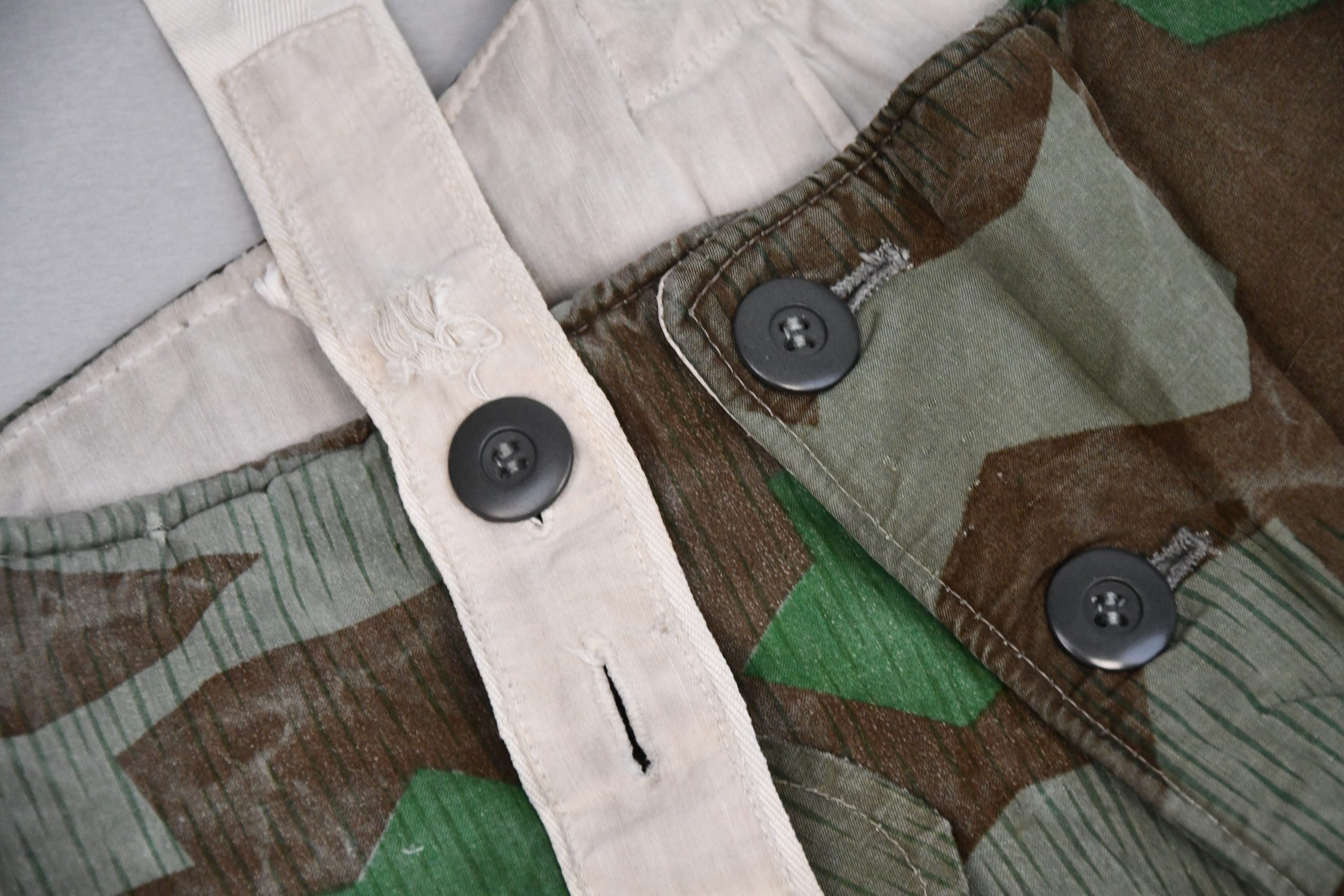 Reversible Wehrmacht winter trousers in Splittertarn with suspenders — image 12