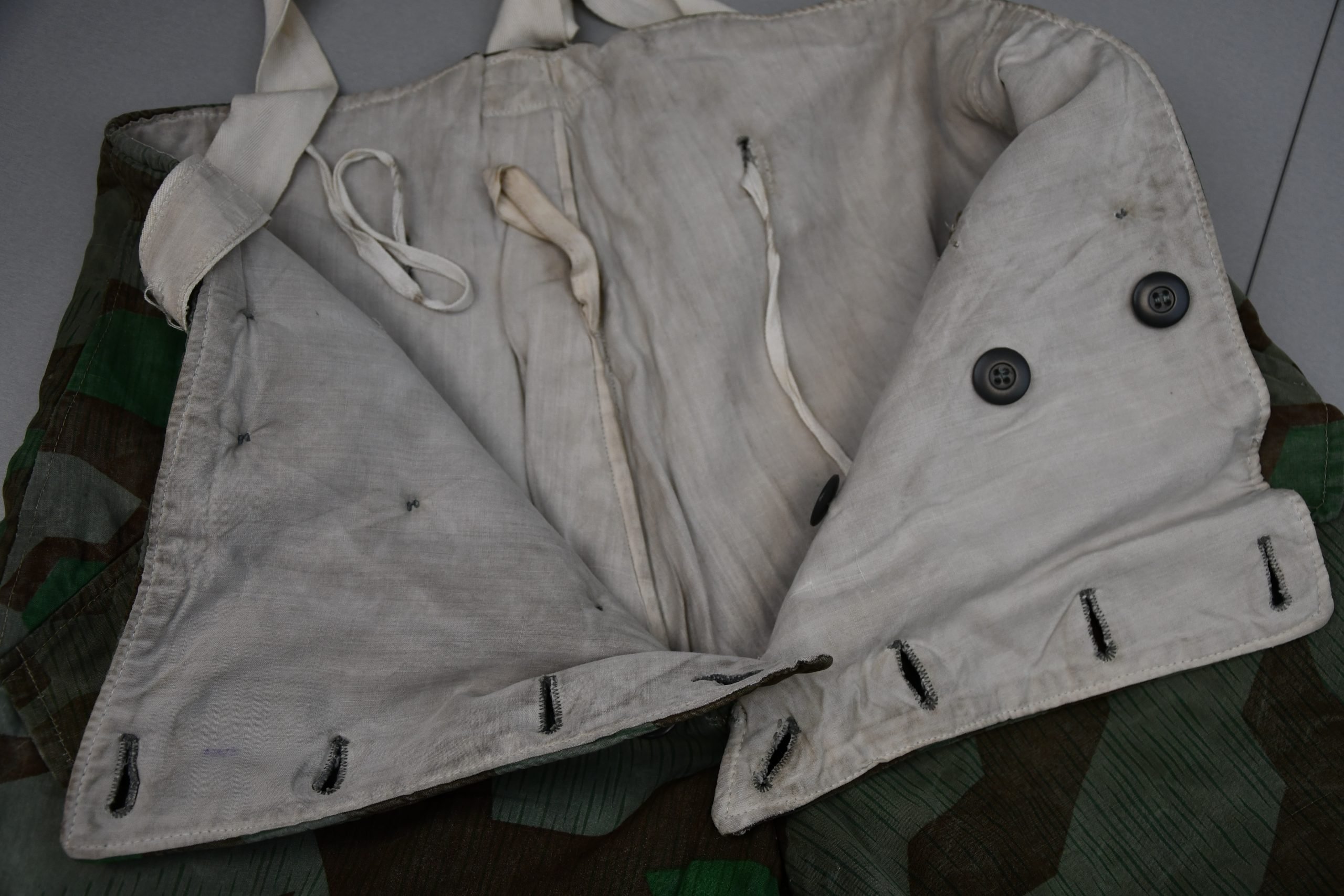 Reversible Wehrmacht winter trousers in Splittertarn with suspenders — image 14