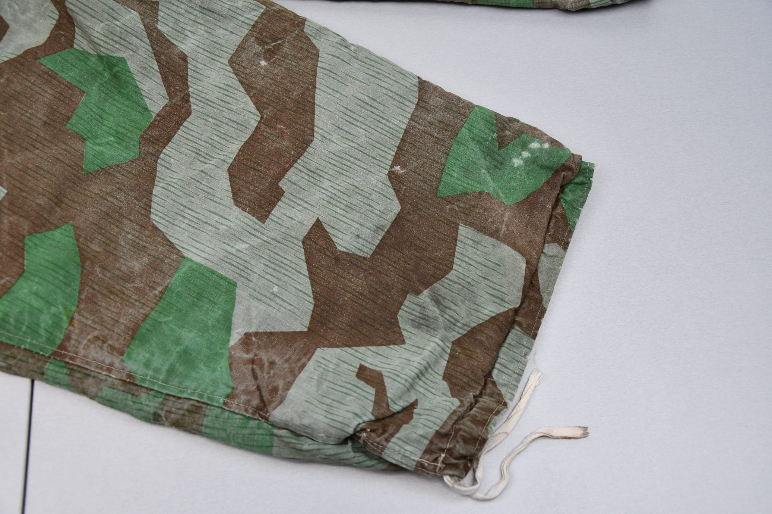 Reversible Wehrmacht winter trousers in Splittertarn with suspenders — image 2