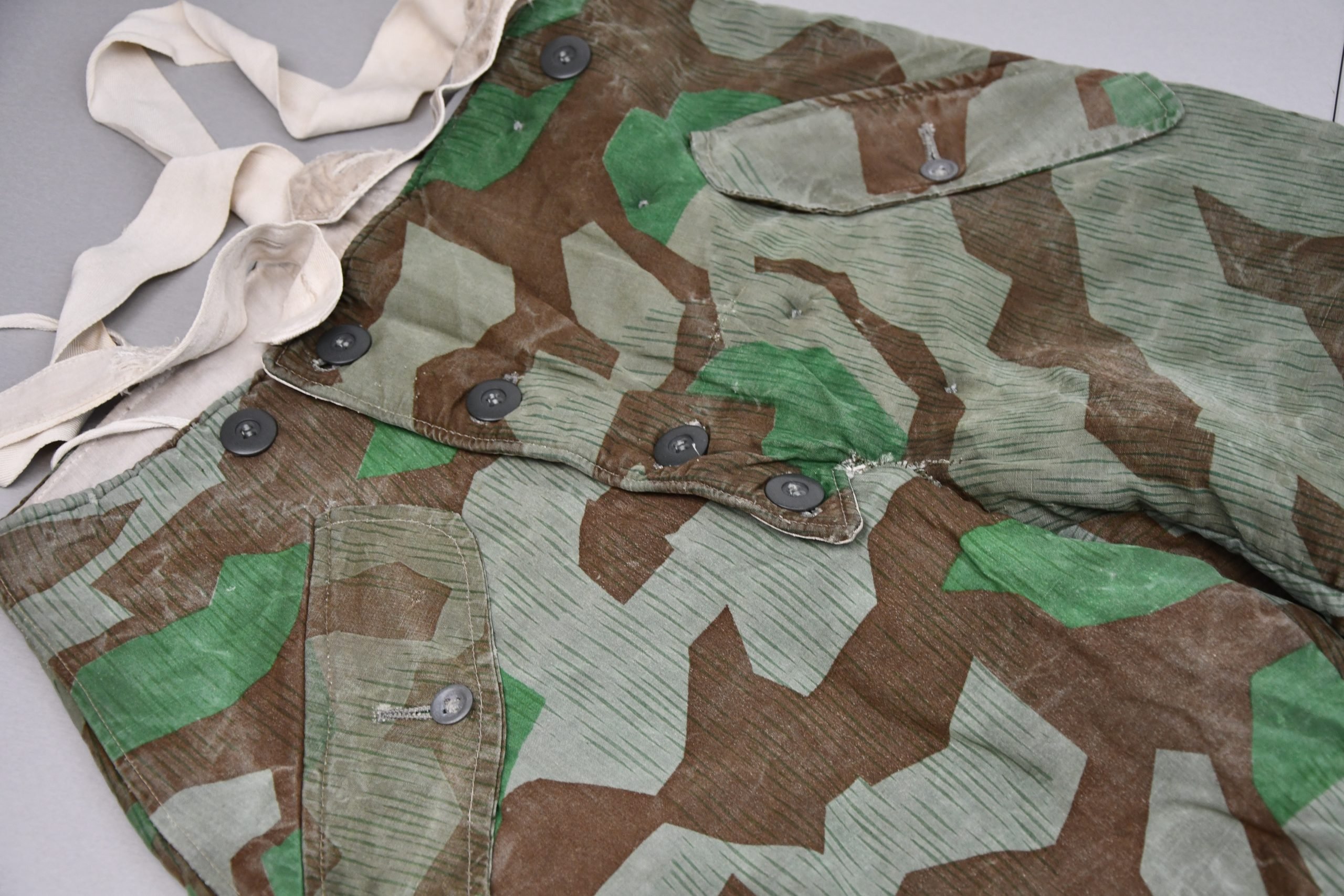Reversible Wehrmacht winter trousers in Splittertarn with suspenders — image 4