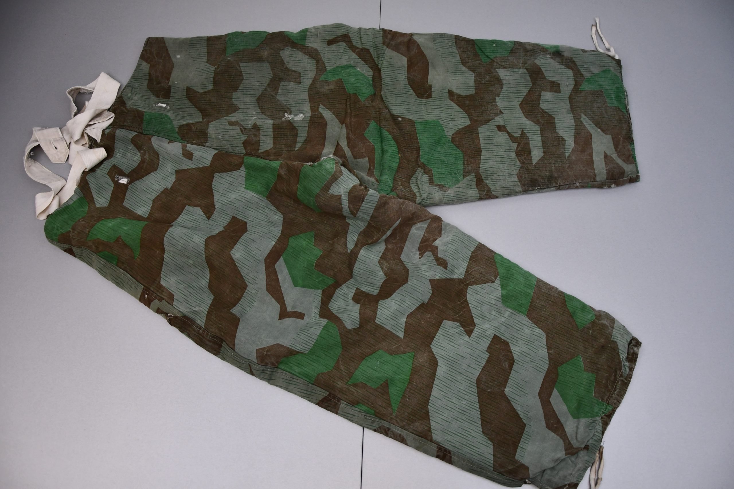 Reversible Wehrmacht winter trousers in Splittertarn with suspenders — image 5