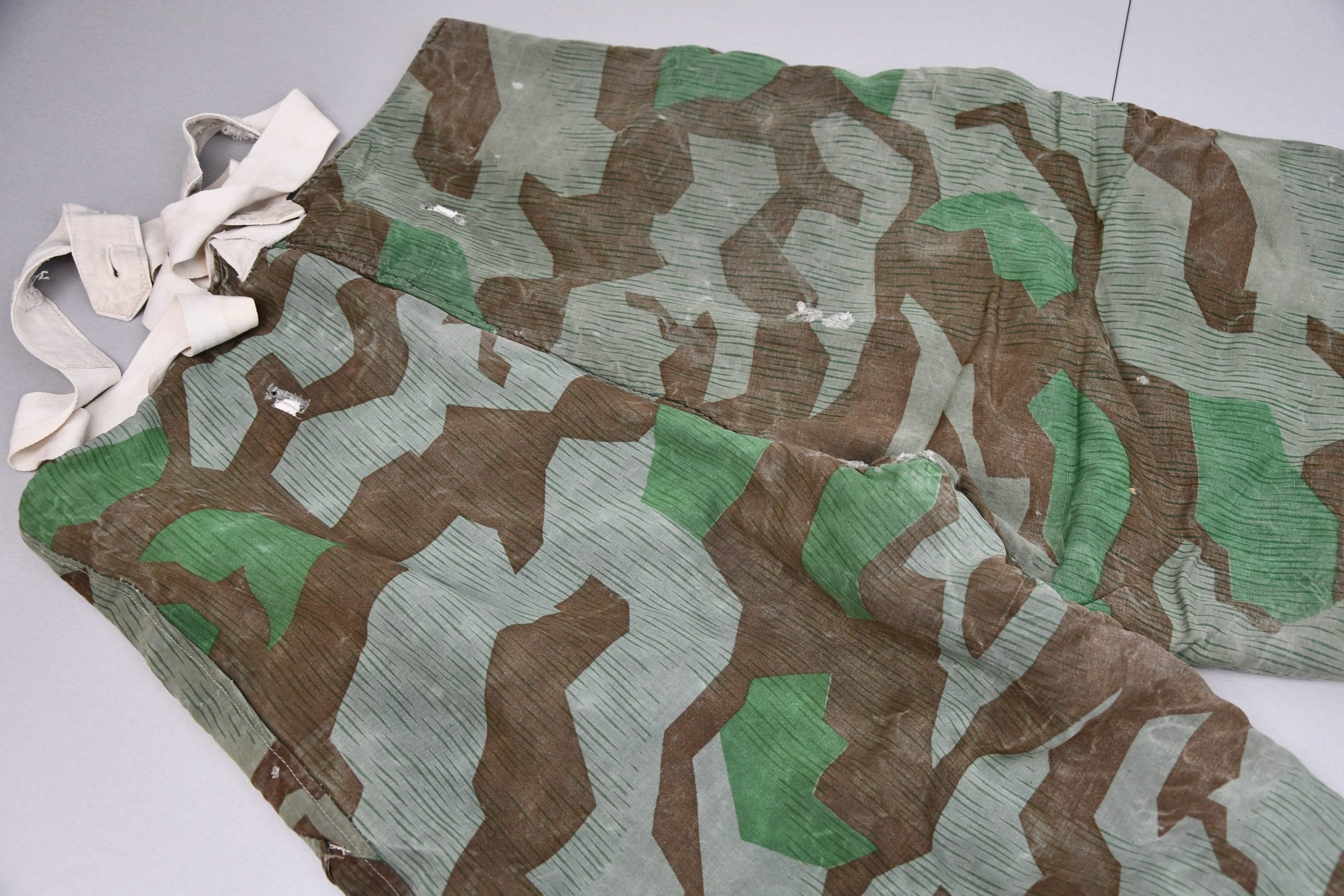 Reversible Wehrmacht winter trousers in Splittertarn with suspenders — image 6