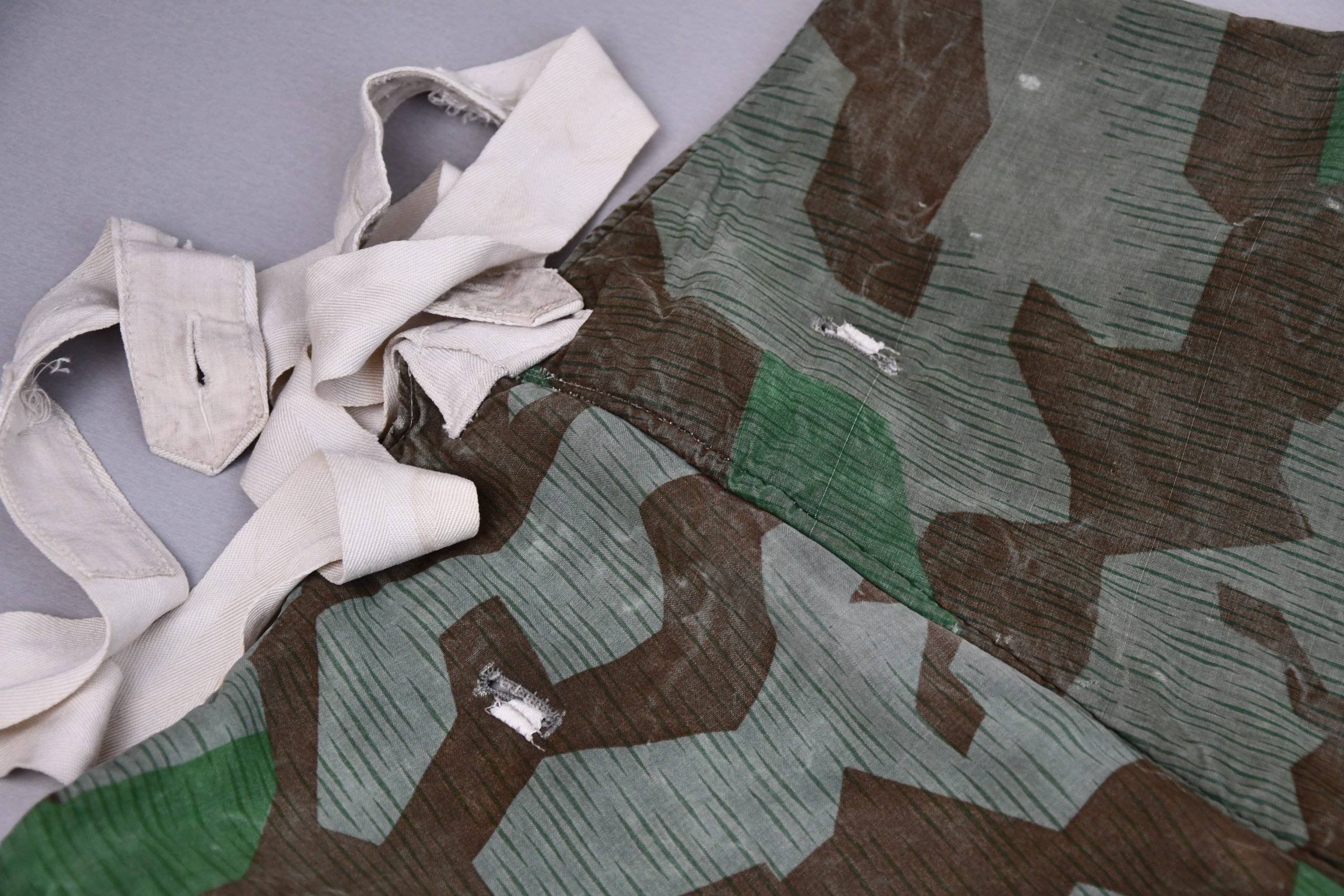 Reversible Wehrmacht winter trousers in Splittertarn with suspenders — image 9