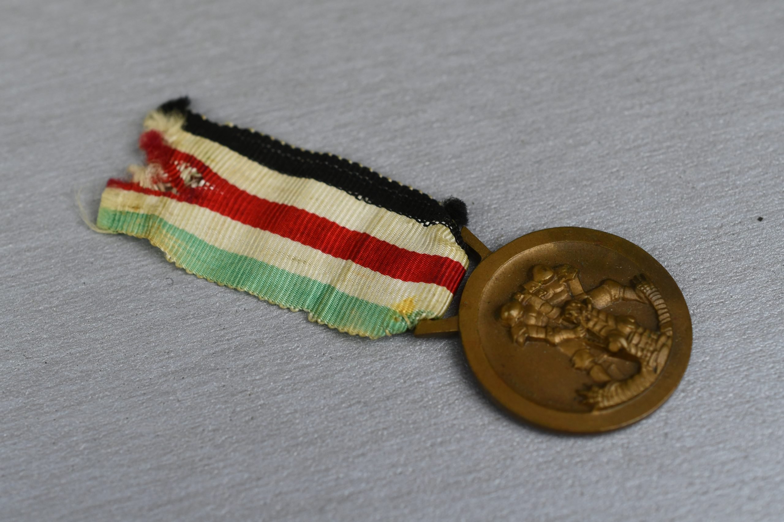 Commemorative medal for the Italian-German campaign in Africa — image 3