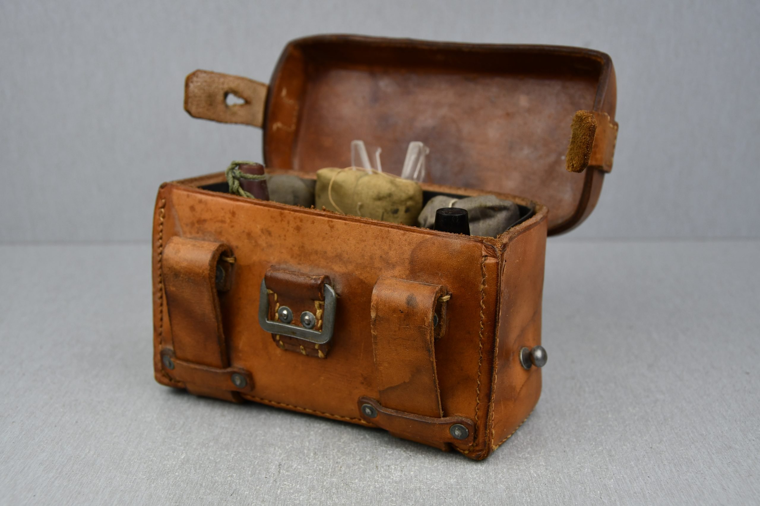 SA 'Sturmabteilung 'Sanitäter medical pouch with contents — image 2