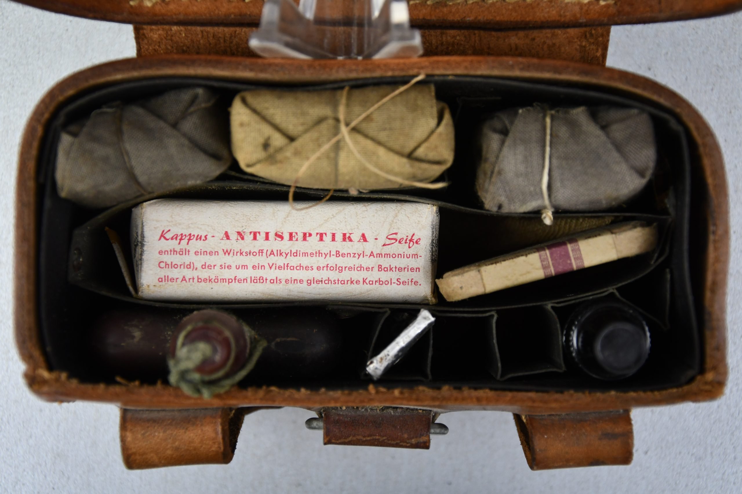 SA 'Sturmabteilung 'Sanitäter medical pouch with contents — image 5