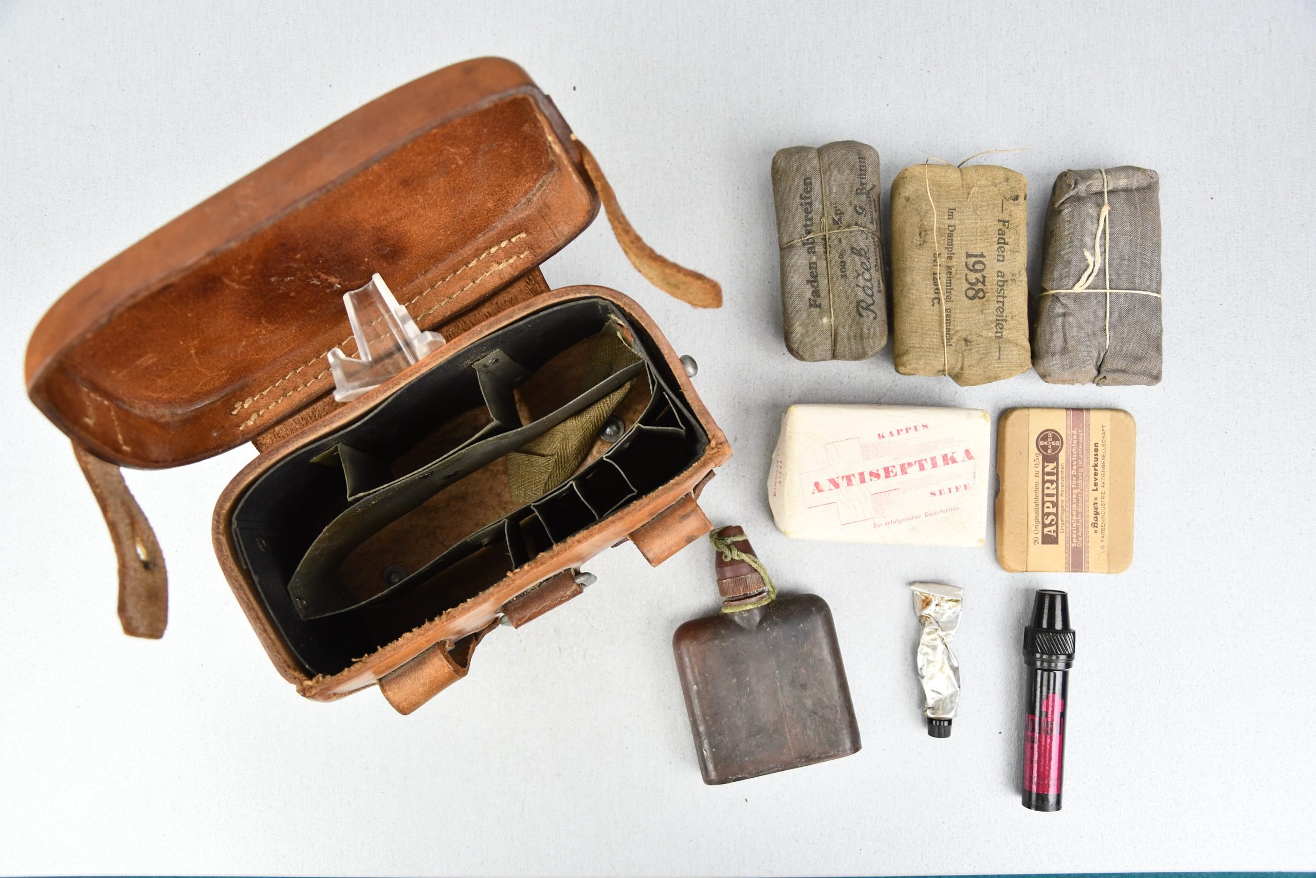 SA 'Sturmabteilung 'Sanitäter medical pouch with contents — image 7