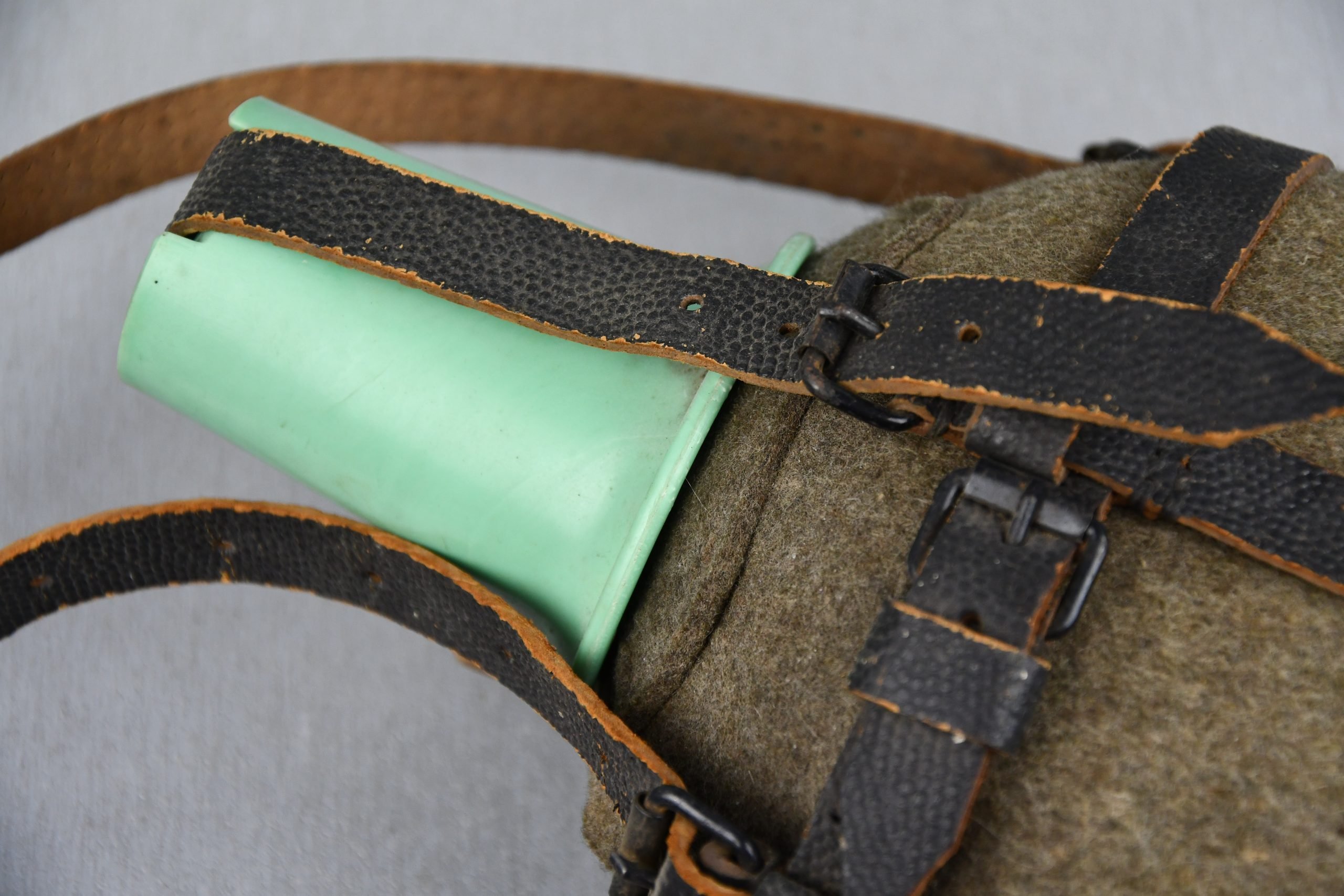 RARE Wehrmacht 'Sanitäter' 2-Liter canteen with green bakelite cup by ESB 42/43 — image 2