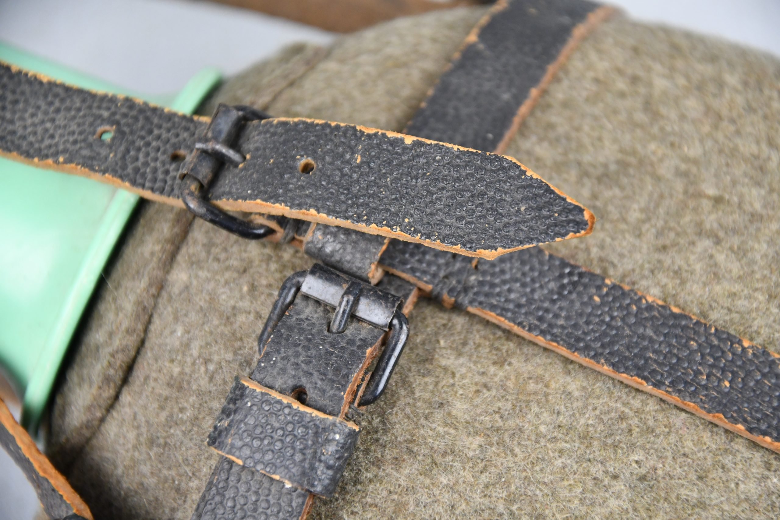 RARE Wehrmacht 'Sanitäter' 2-Liter canteen with green bakelite cup by ESB 42/43 — image 3