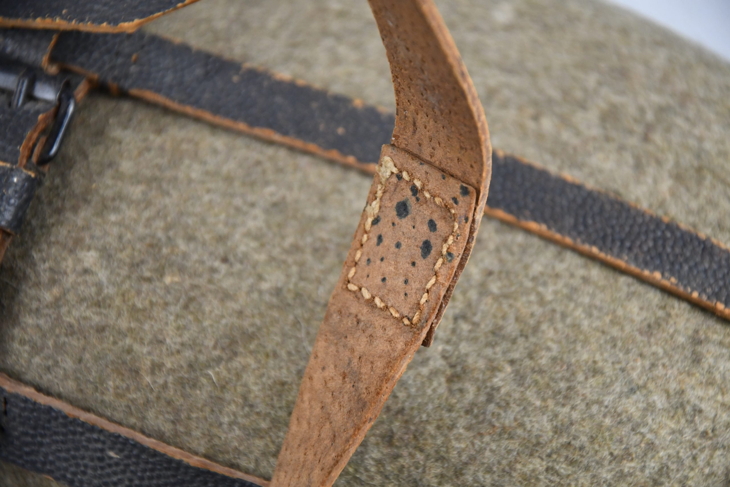 RARE Wehrmacht 'Sanitäter' 2-Liter canteen with green bakelite cup by ESB 42/43 — image 5