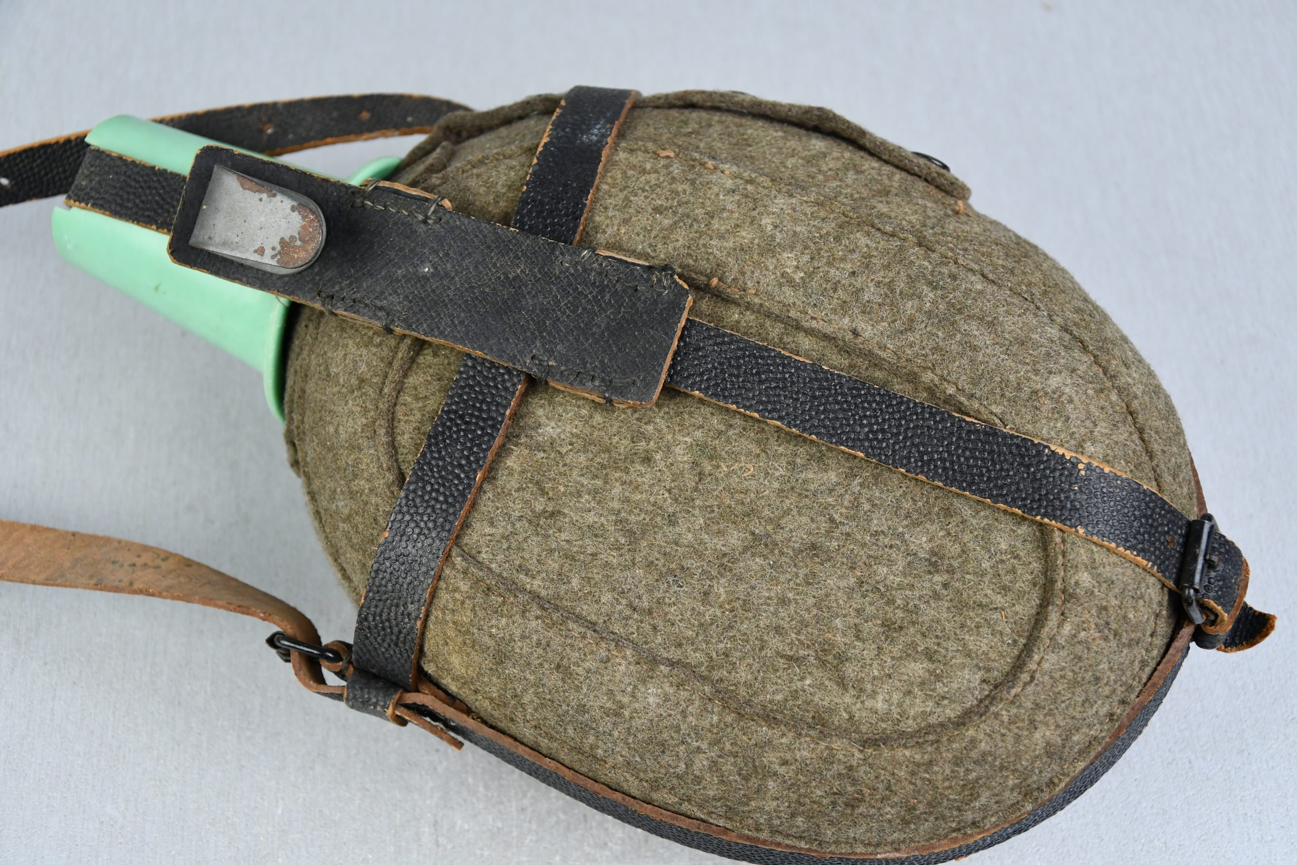 RARE Wehrmacht 'Sanitäter' 2-Liter canteen with green bakelite cup by ESB 42/43 — image 6