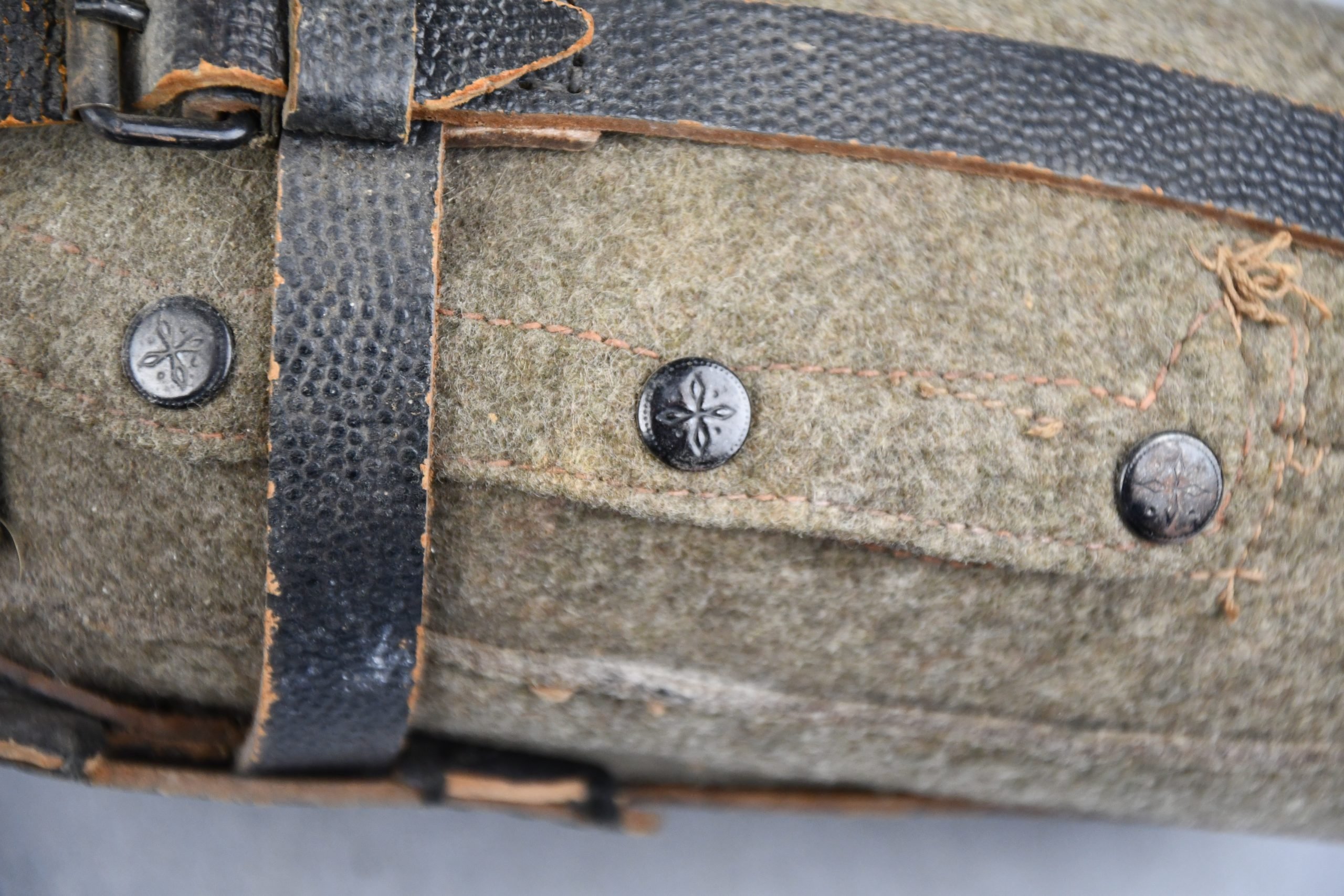 RARE Wehrmacht 'Sanitäter' 2-Liter canteen with green bakelite cup by ESB 42/43 — image 7