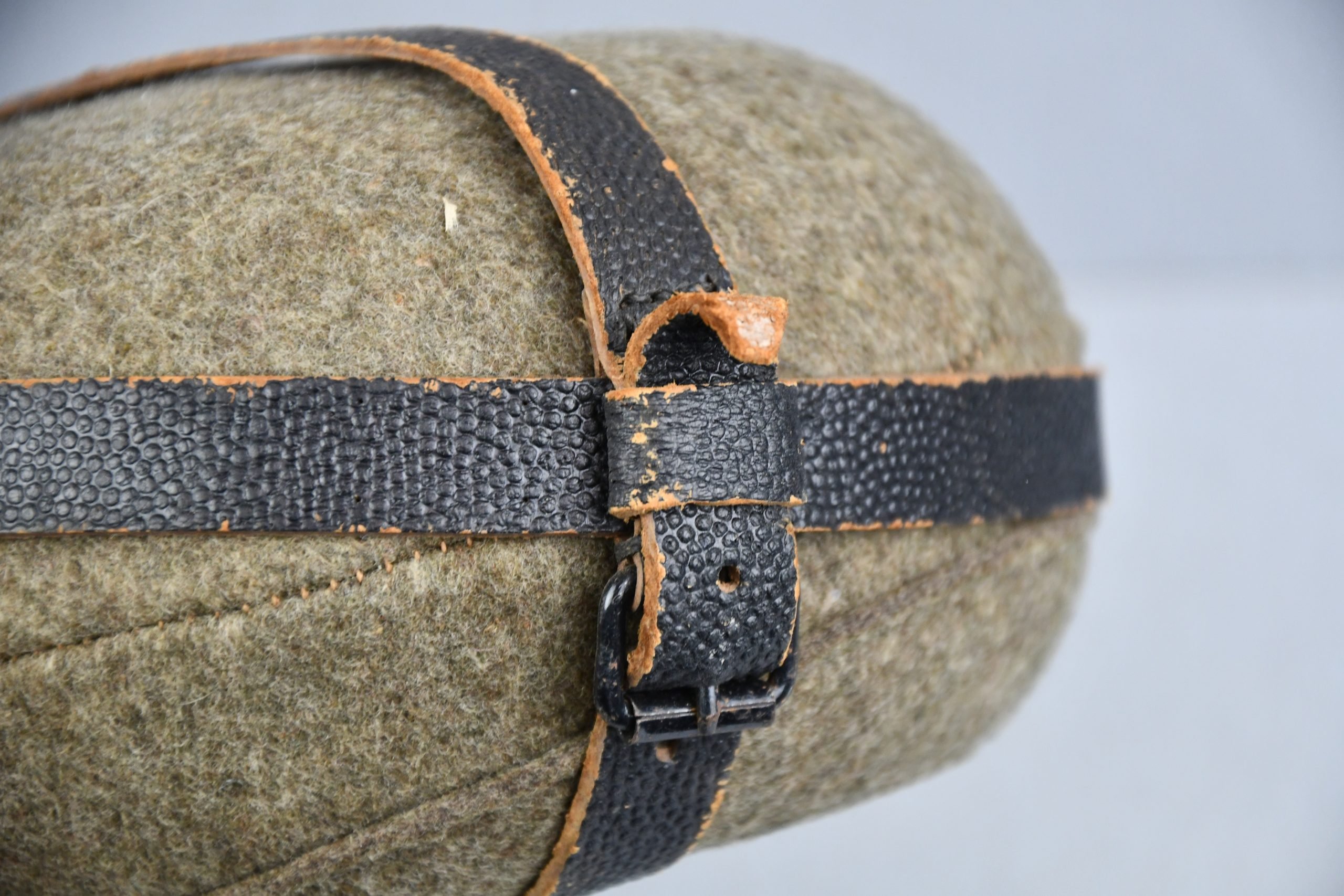 RARE Wehrmacht 'Sanitäter' 2-Liter canteen with green bakelite cup by ESB 42/43 — image 8