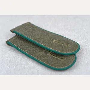 M40 army (Heer) enlisted Gebirgsjäger shoulder boards