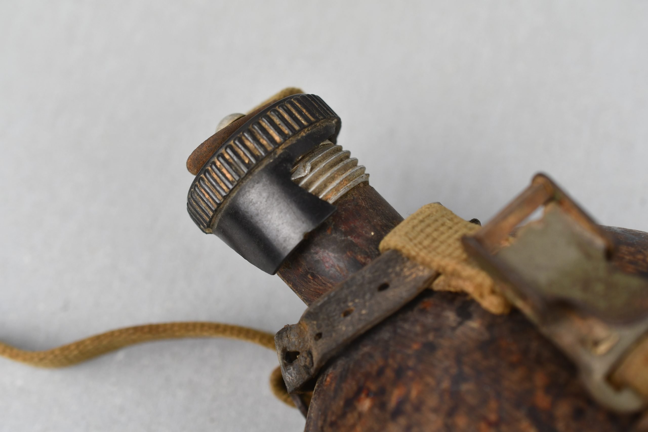 Wehrmacht tropical 'Afrikakorps' M31 'coconut' canteen by H.R.E. 1942 — image 6